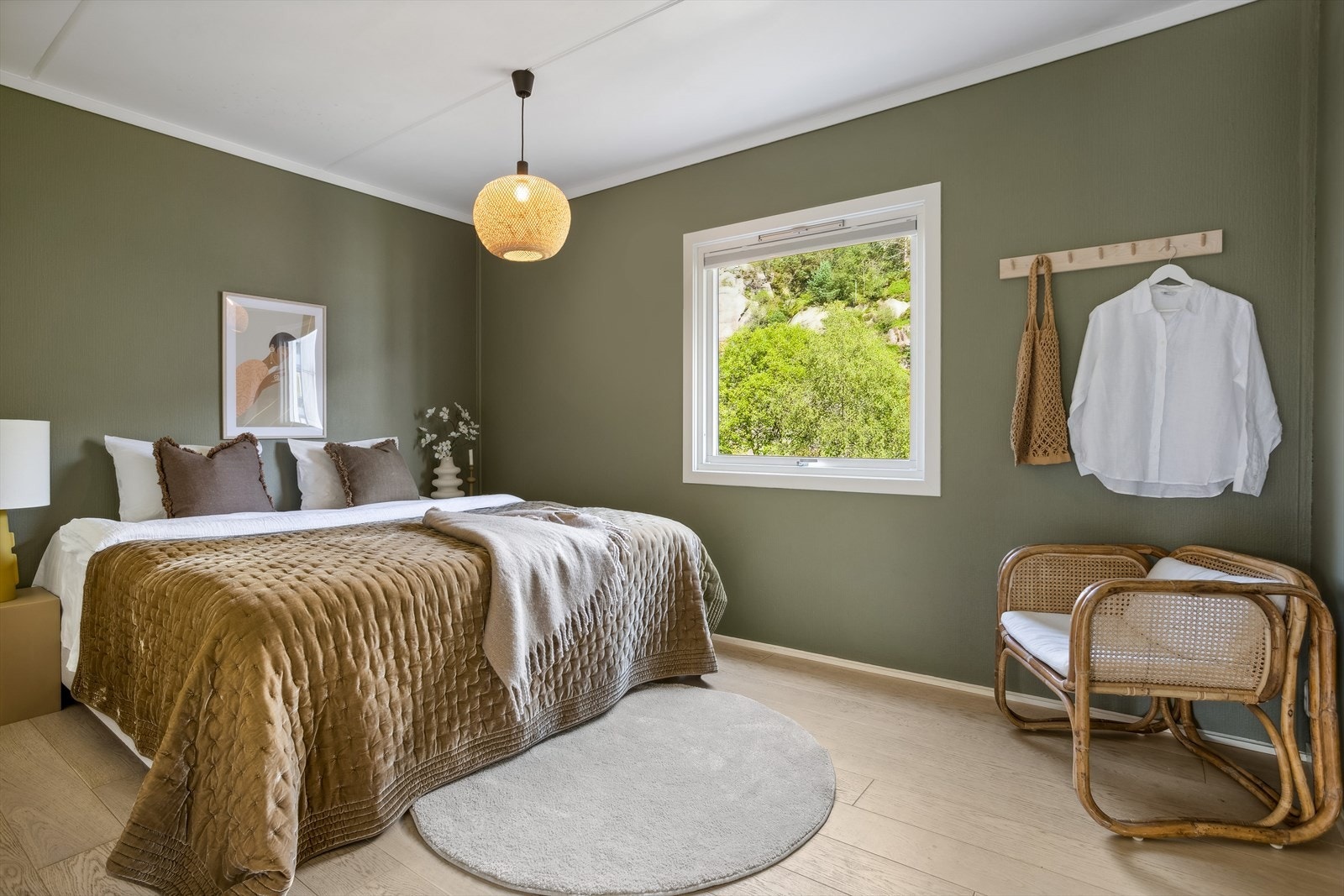 Stort og delikat hovedsoverom med god plass til dobbeltseng, sidebord og kommode. Galleribilde