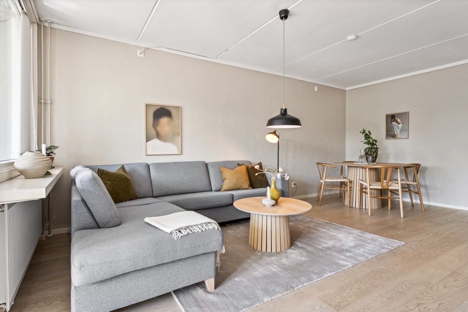 Pen og luftig stue med god plass til både sofagruppe, tv-løsning og spisebord. Galleribilde