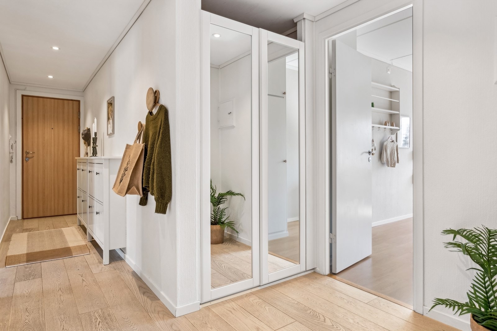 Gangen er romslig og har en god garderobeløsning. Galleribilde