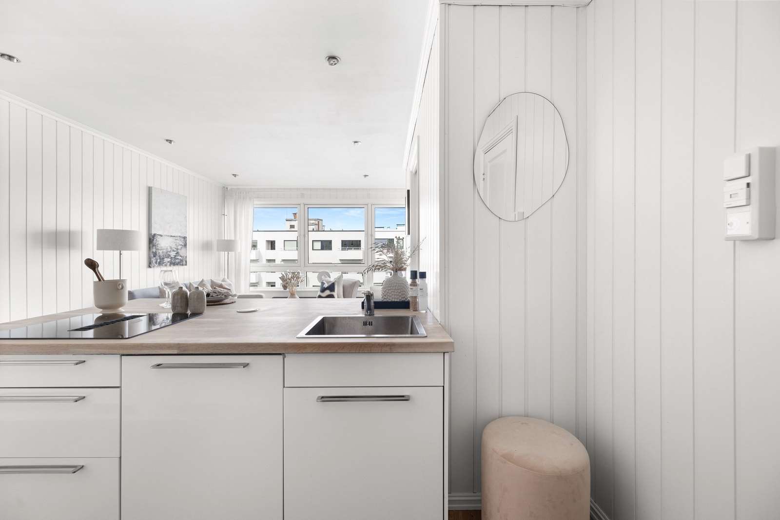 I selgers eiertid har hele leiligheten blitt vesentlig oppgradert og påkostet, bl.a. med nytt kjøkken, nye gulv, nedsenket himling med downlights, i tillegg til at det elektriske anlegget har blitt fornyet. Galleribilde