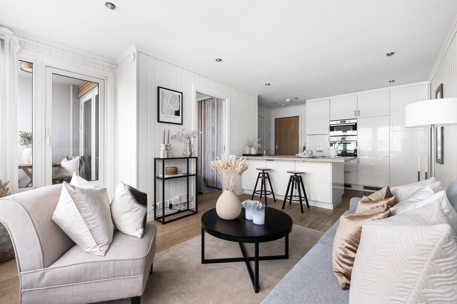 Innred med sofa, bord, stoler og tilhørende mediemøblement. Galleribilde