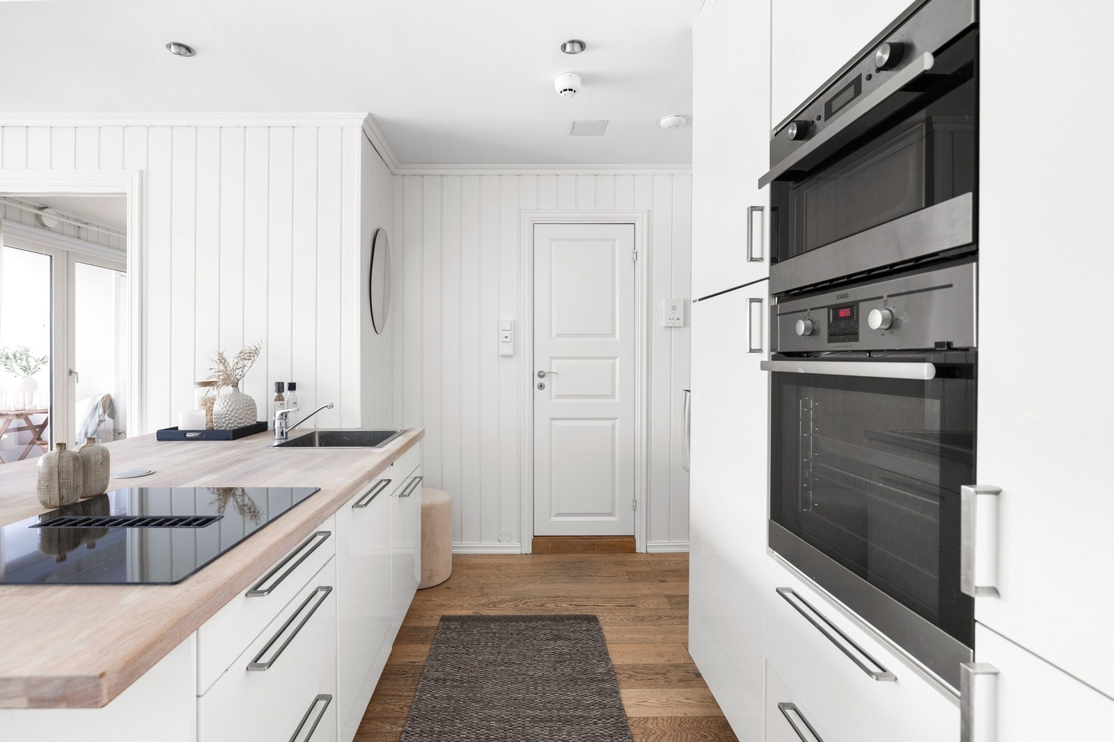 Kjøkkenet har en fin kombinasjon av skap- og benkeplass for både oppbevaring og matlaging. Galleribilde