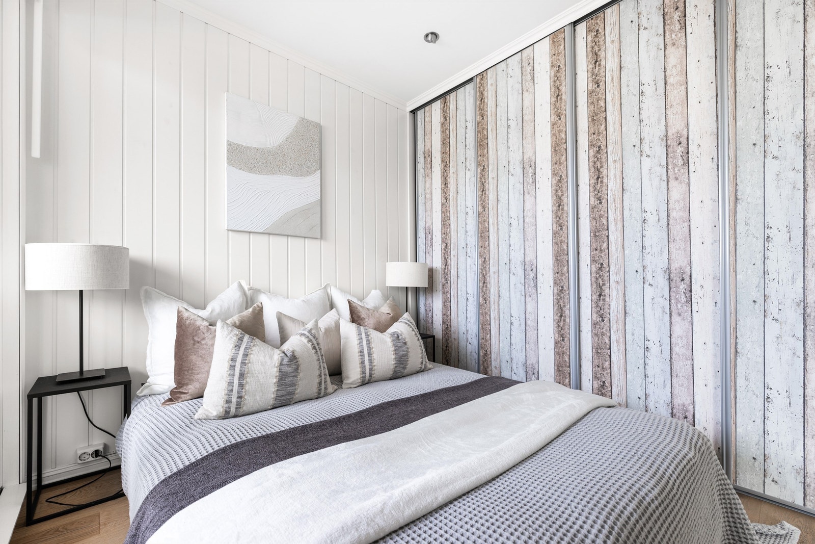 Rikelig med oppbevaringsplass i stor skyvedørsgarderobe. Galleribilde