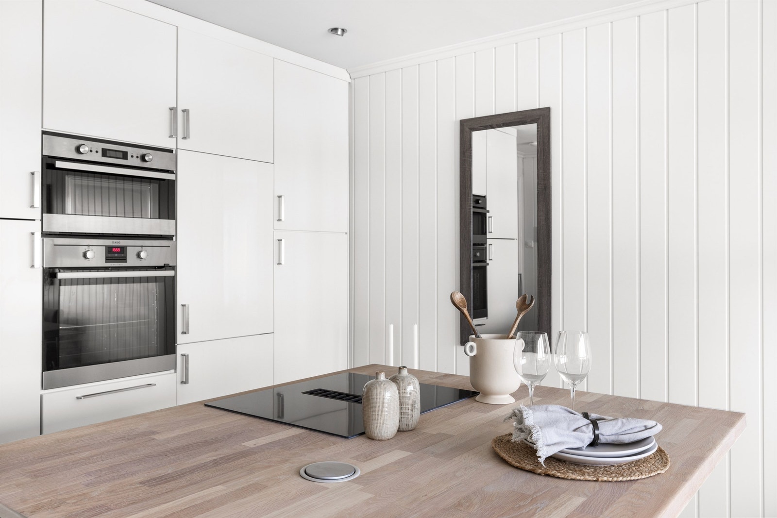 Integrerte hvitevarer gir kjøkkenet et godt helhetsuttrykk, og består av stekeovn, mikrobølgeovn, platetopp, oppvaskmaskin og kjøleskap med fryser. Ventilator innebygd i innredning/platetopp. Galleribilde