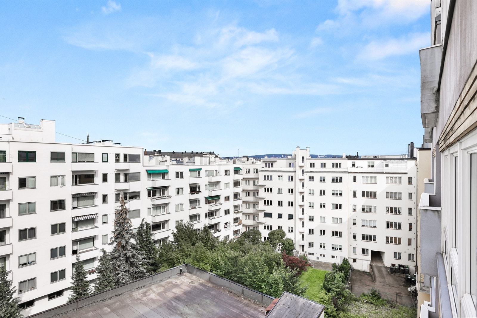 Leiligheten vender i sin helhet mot bakgård. Galleribilde