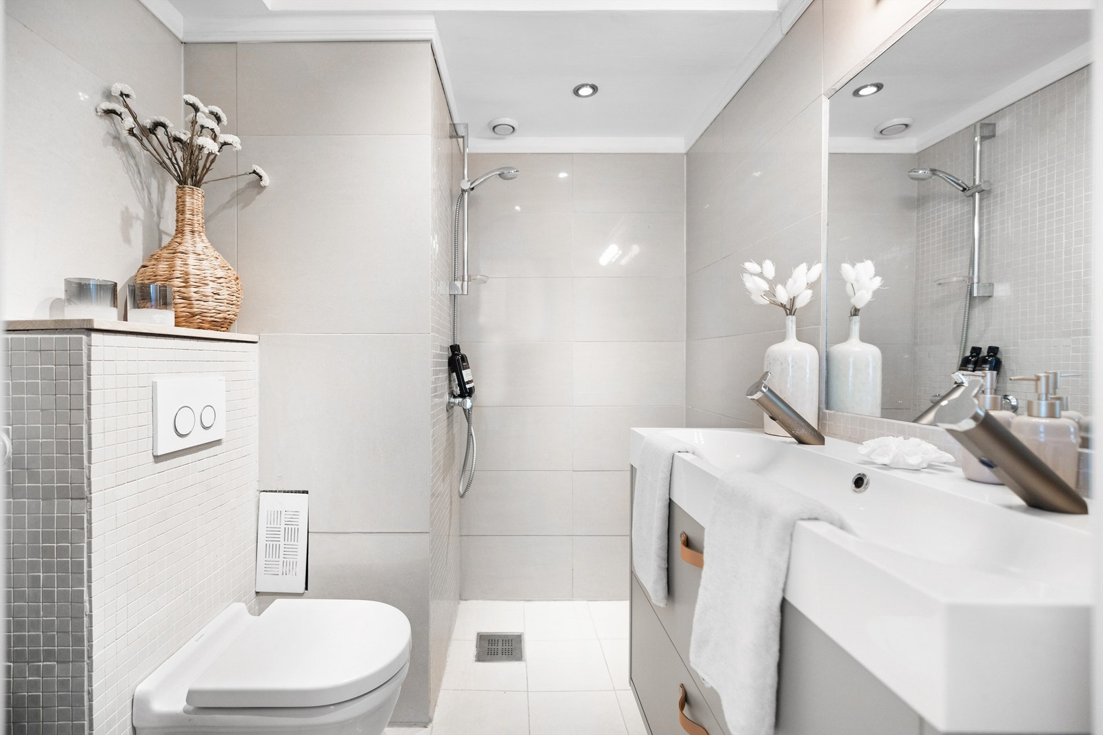 Videre har leiligheten et delikat bad fra 2013 med varmekabler i gulvet og opplegg for vaskemaskin. Galleribilde