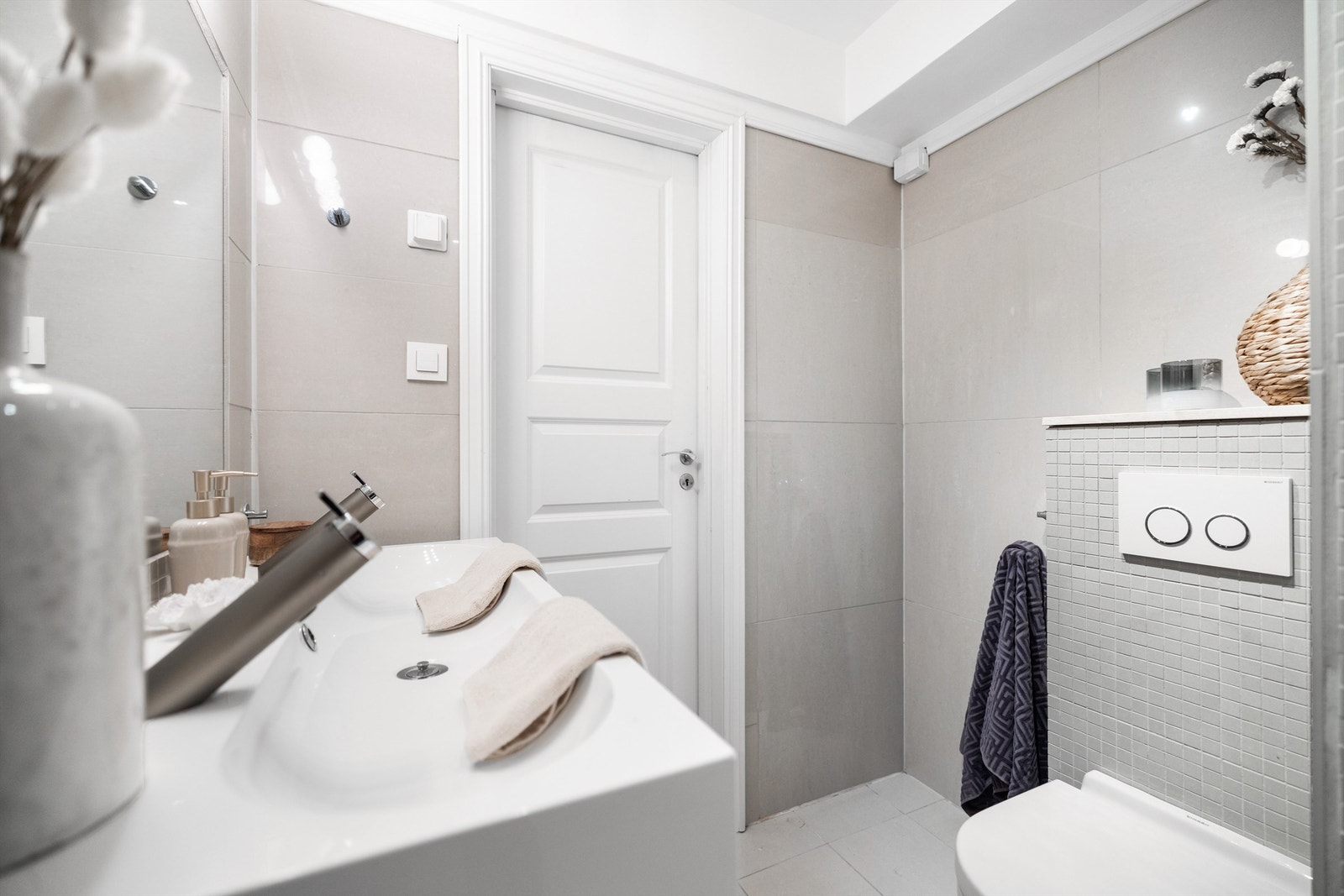 Badet har opplegg og plass for vaskemaskin. Galleribilde