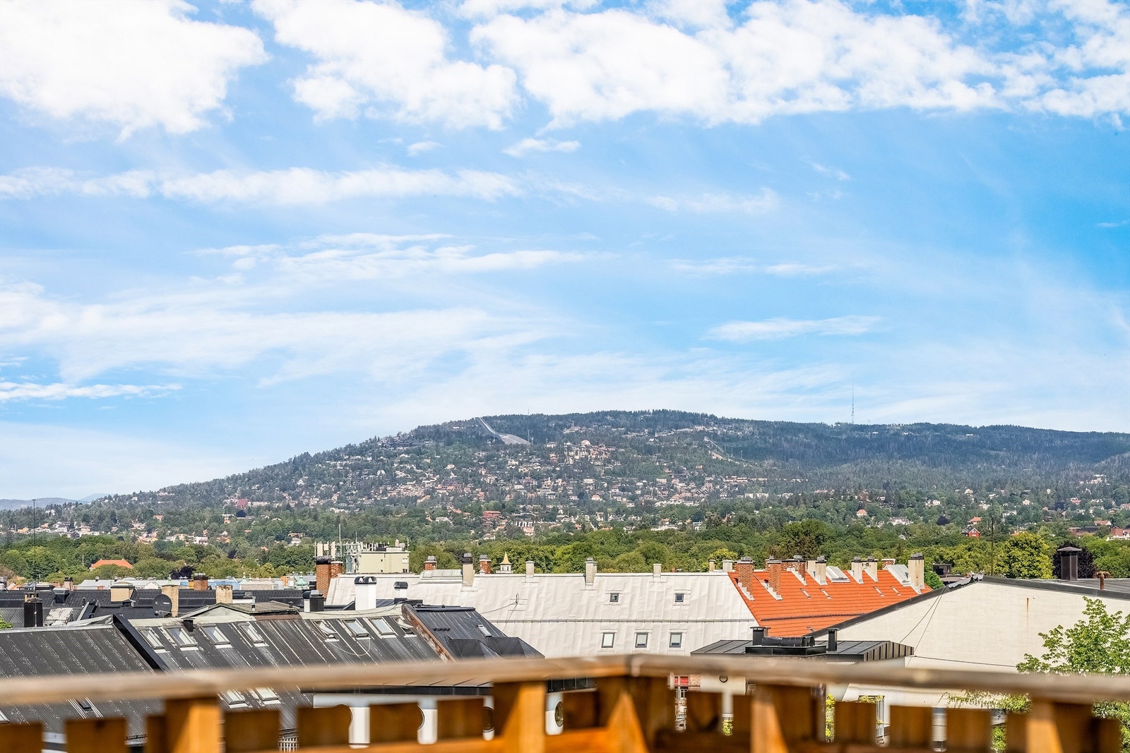 Utsikt over byens tak og mot Holmenkollen. Galleribilde