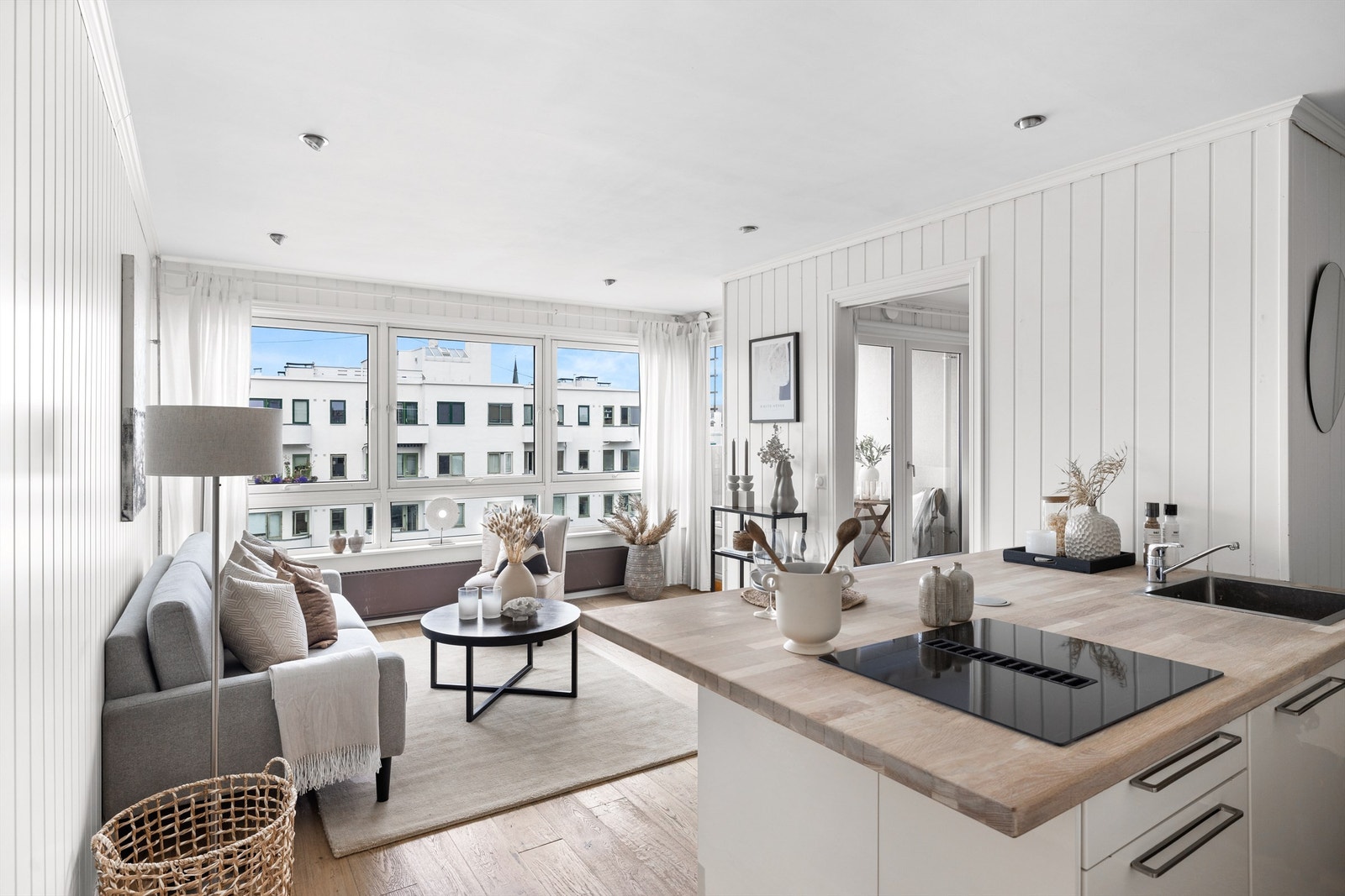 Store vindusflater slipper inn rikelig med naturlig lys, som gir et trivelig hjem. Galleribilde