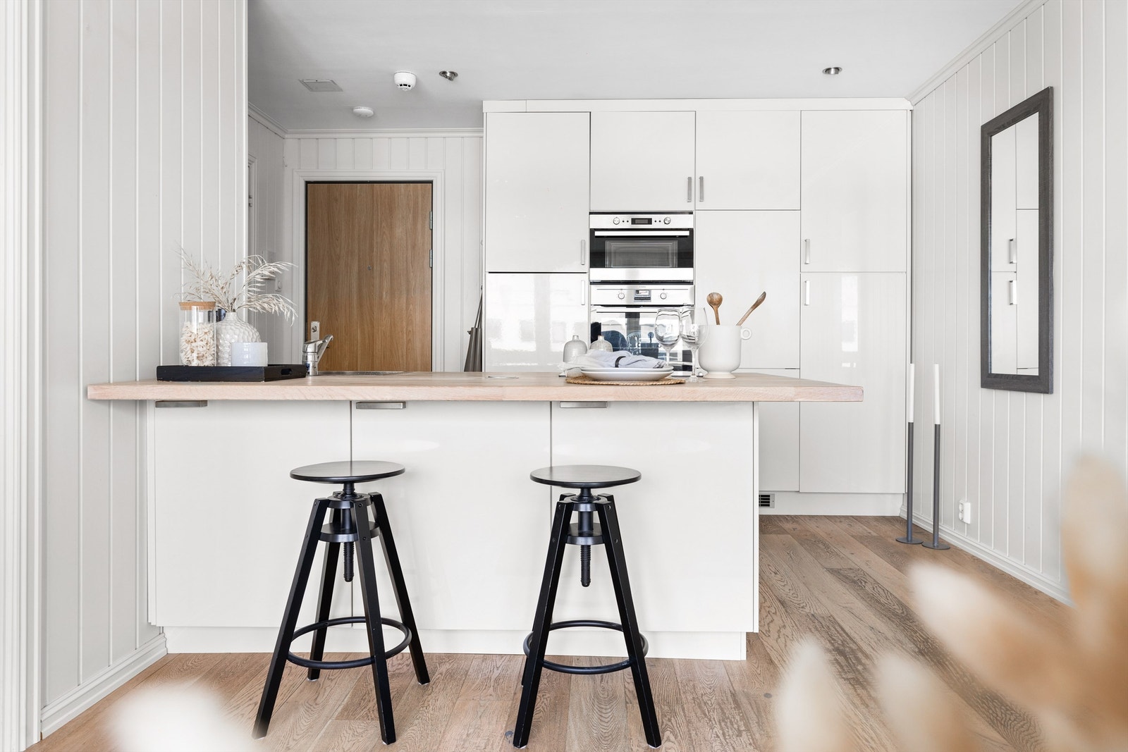 Det er også en praktisk kjøkkenøy med sitteplass, som i tillegg gir et fint skille mellom de ulike sonene. Galleribilde