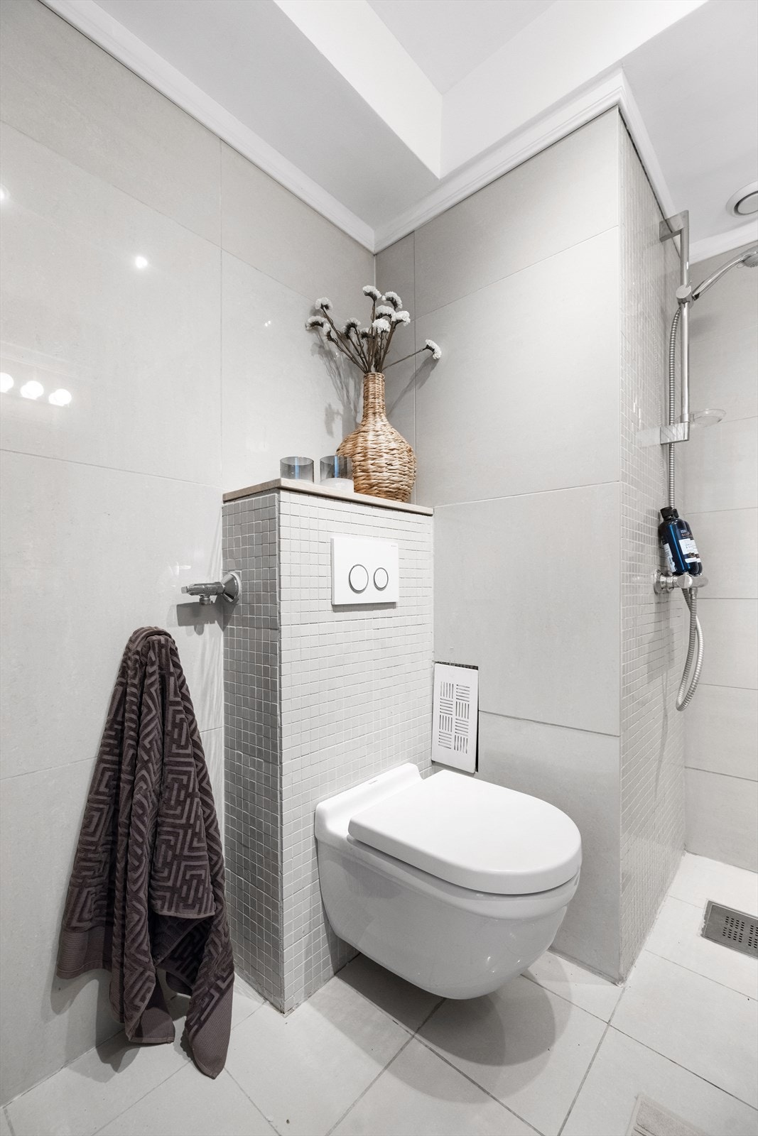 Det er vegghengt toalett og romslig dusjsone. Galleribilde