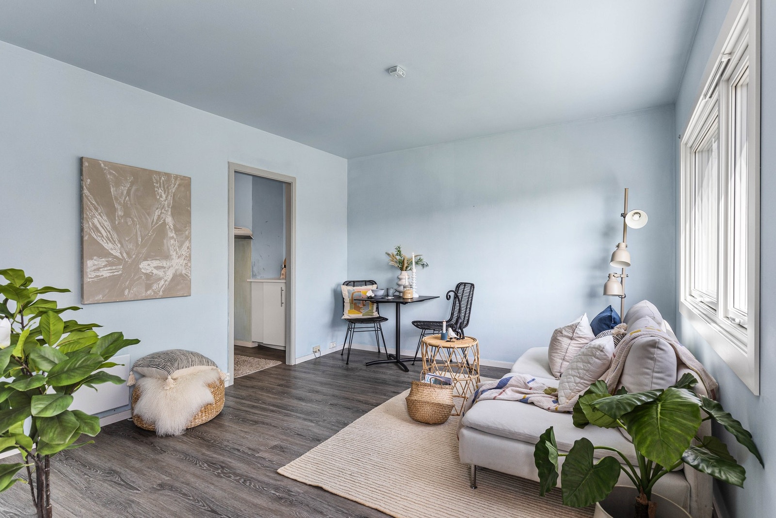 Stuen oppleves som lys og har god plass til sofaseksjon. Galleribilde