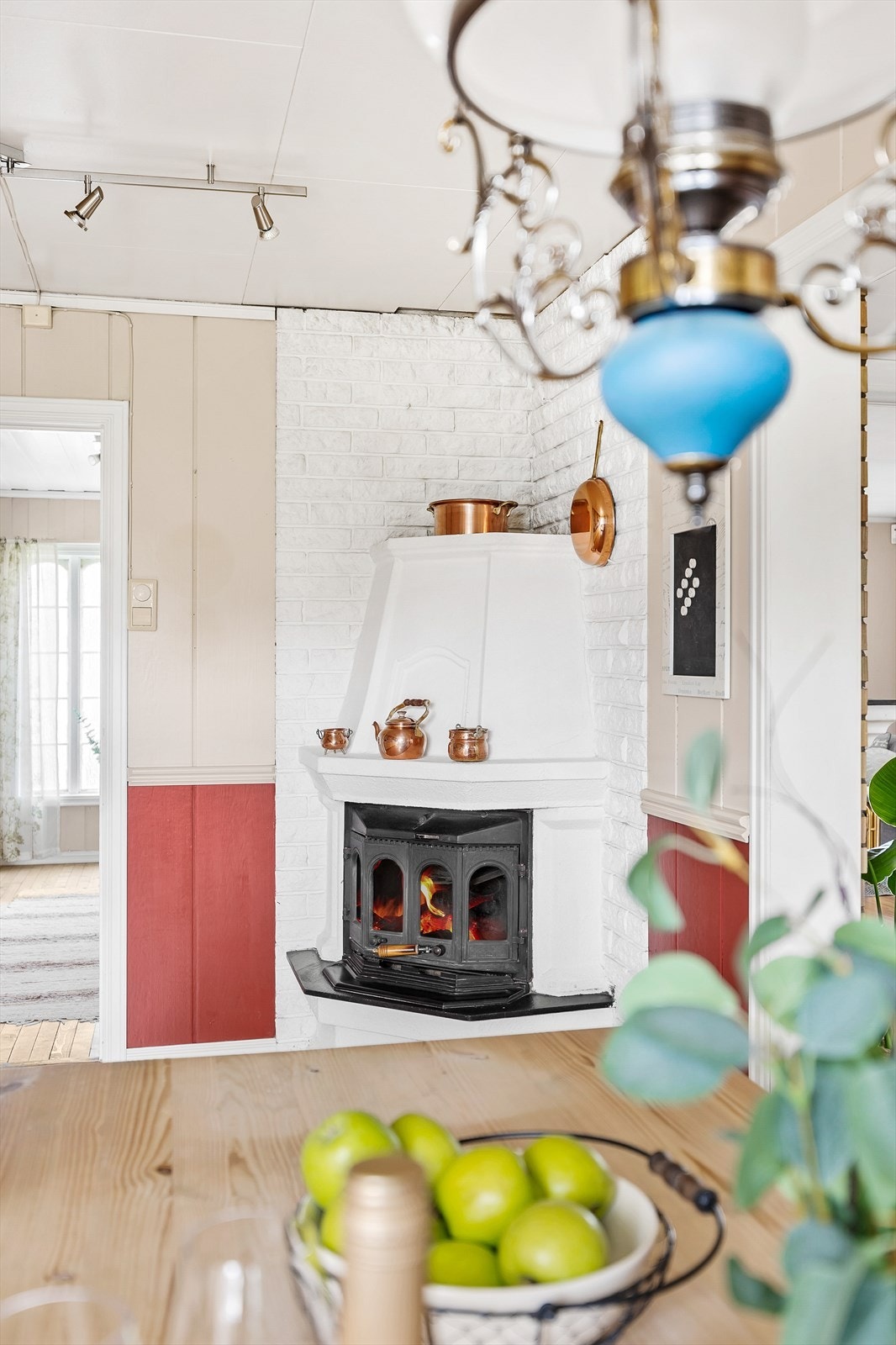 Koselig peis i kjøkkenet, perfekt for kalde dager. Galleribilde