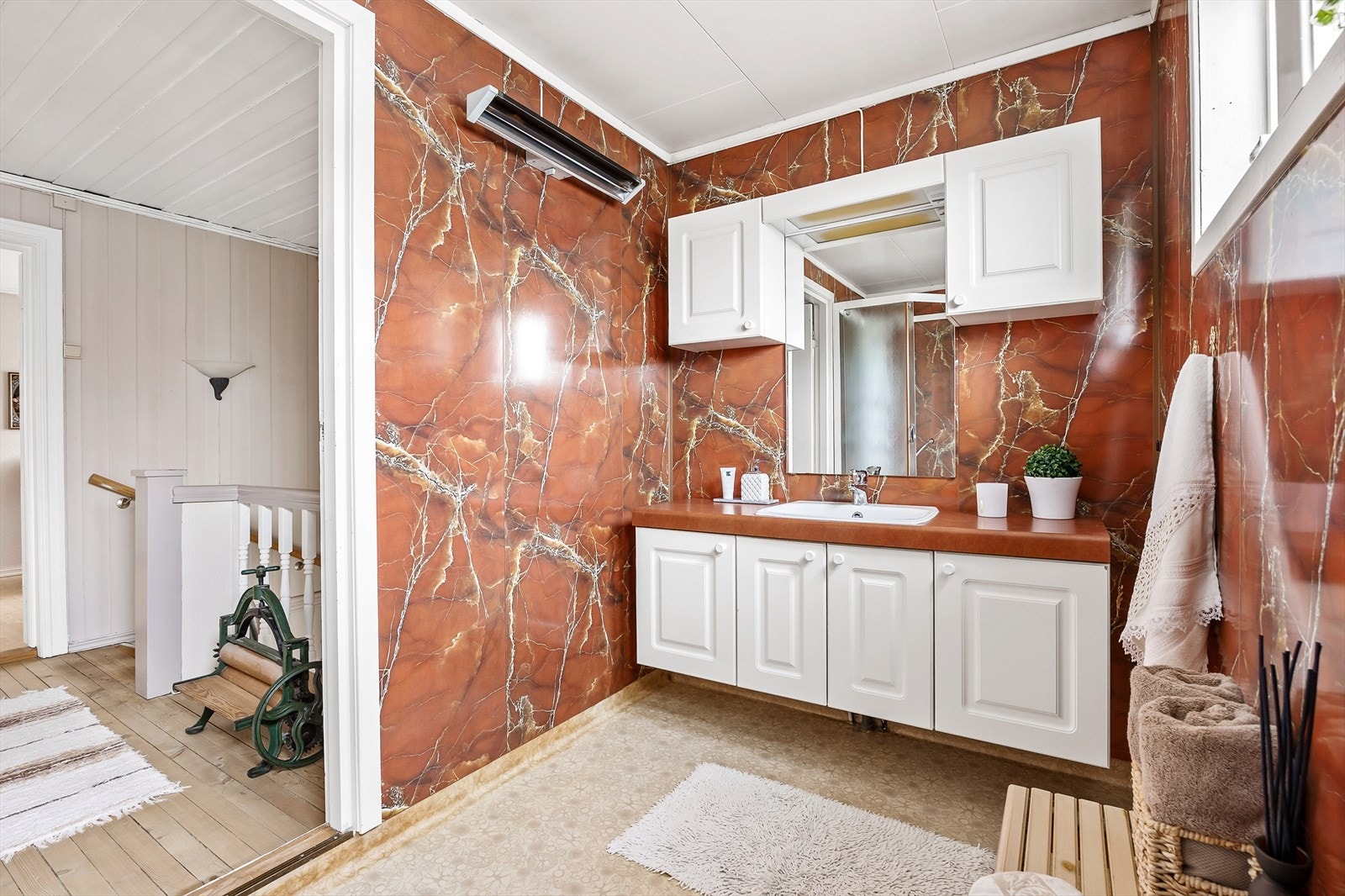 Eldre bad med enkel standard. Galleribilde