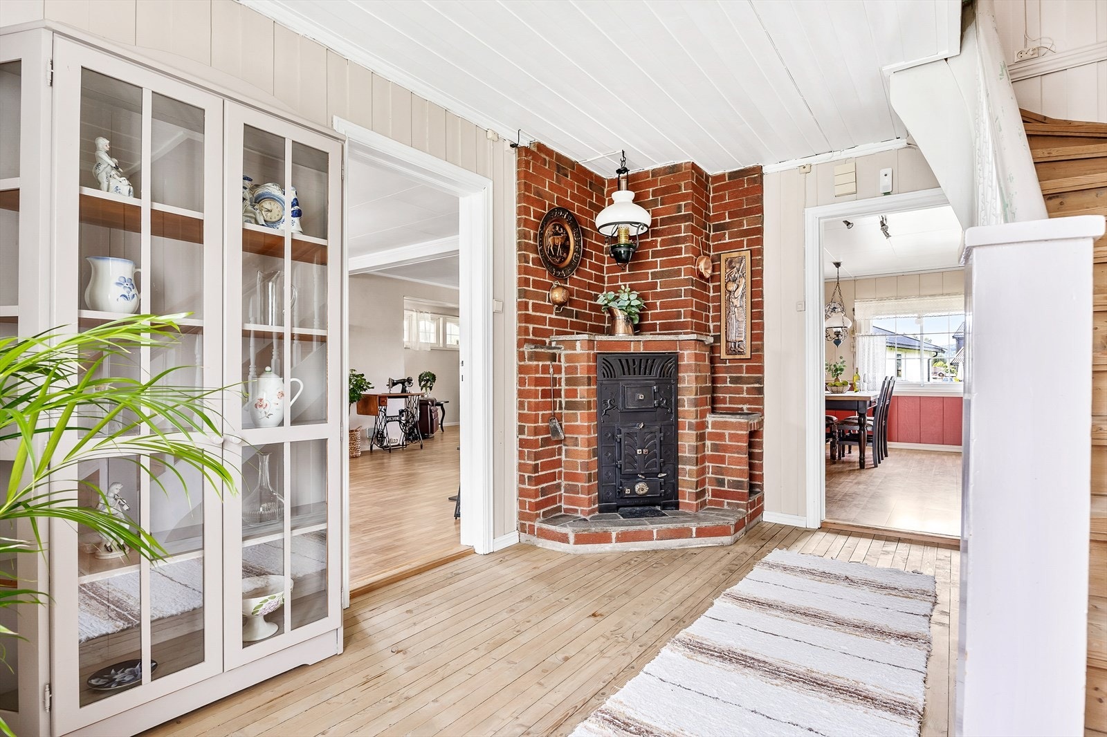 Fra gangen er det adkomst til både kjøkken og stue. Galleribilde