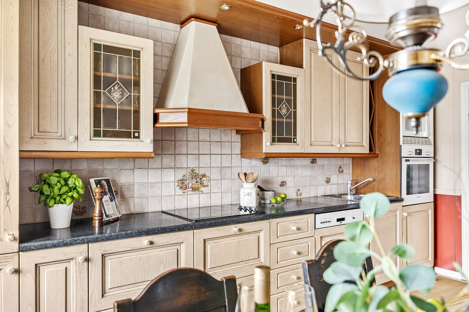 Integrerte hvitevarer som platetopp, veggovn, oppvaskmaskin. kjøleskap/fryseskap og micro medfølger. Galleribilde