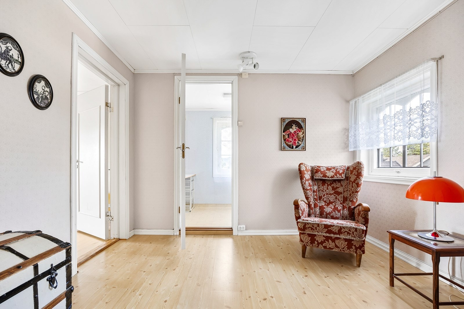 Romslig gang med vindu og god plass til møbler. Galleribilde