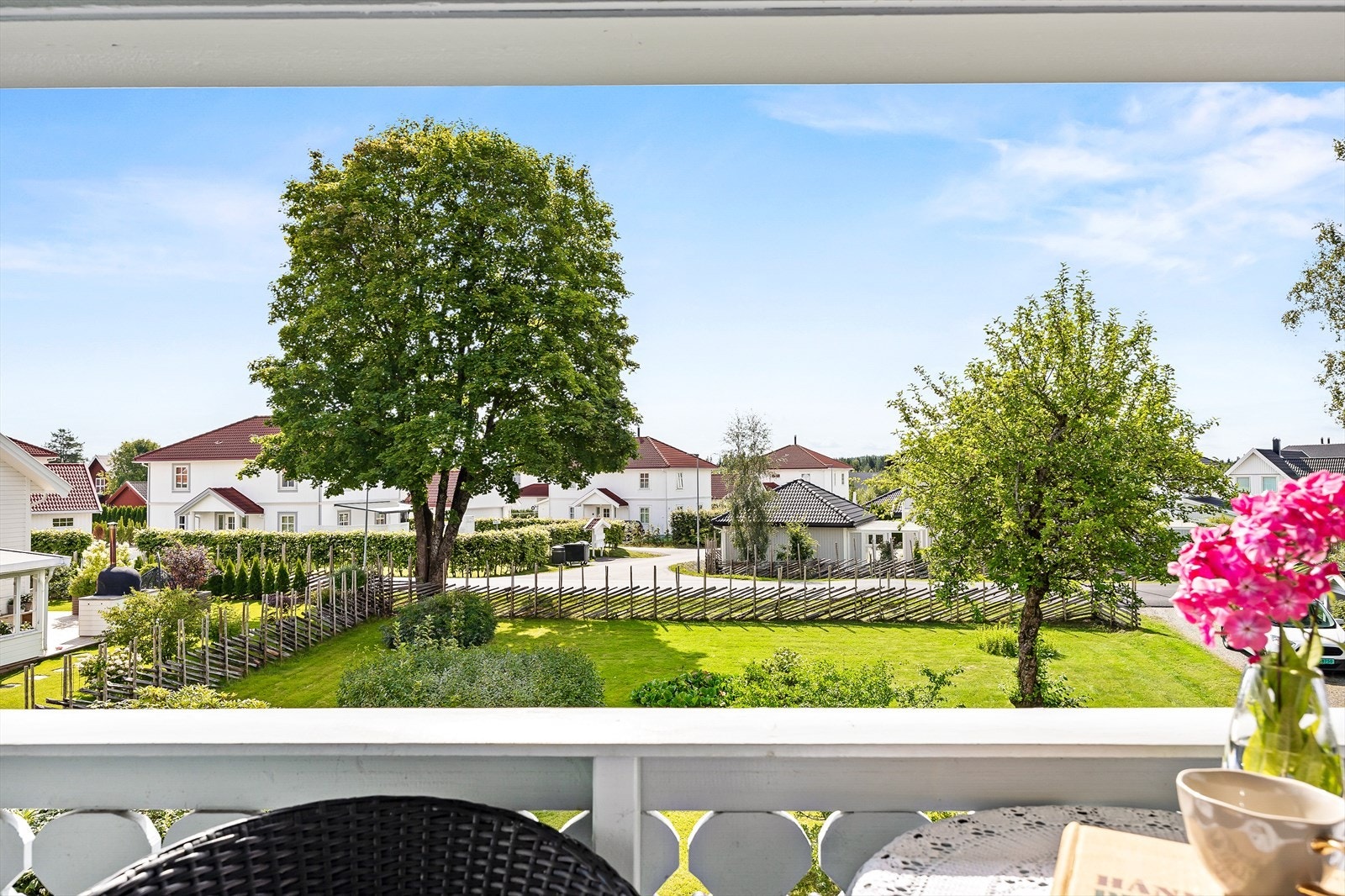 Flott utsikt over den velstelte hagen. Galleribilde