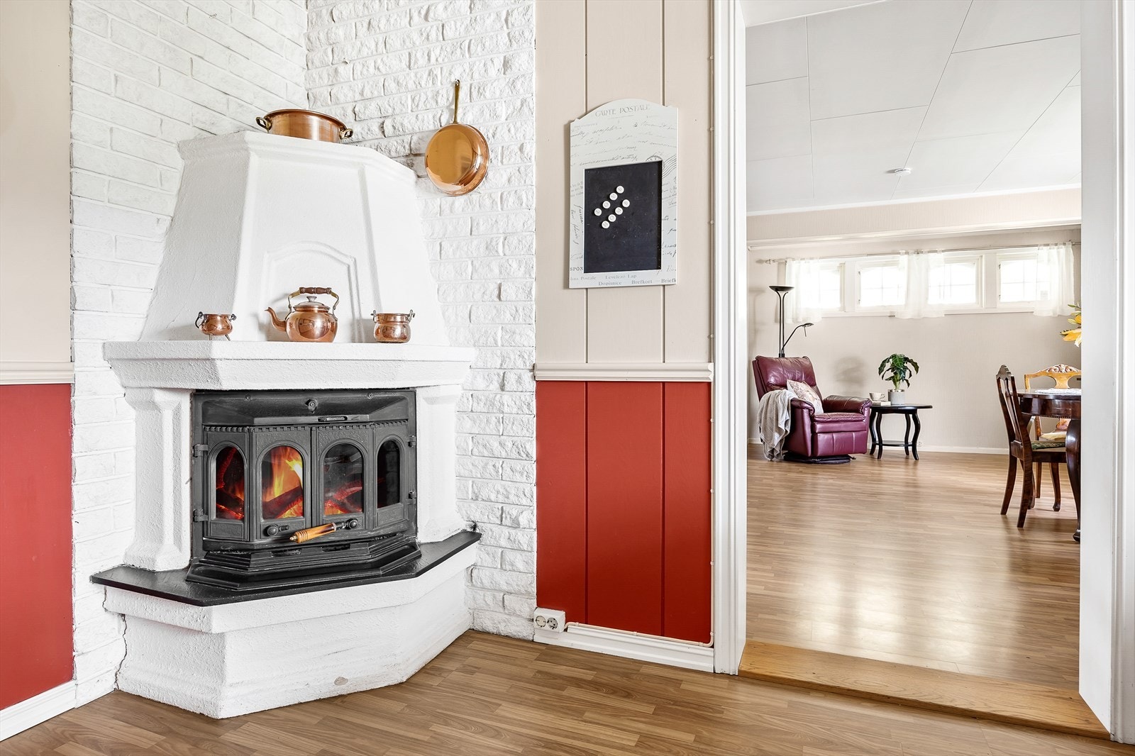 Vakker peis i kjøkkenområdet, som skaper en hyggelig atmosfære. Galleribilde