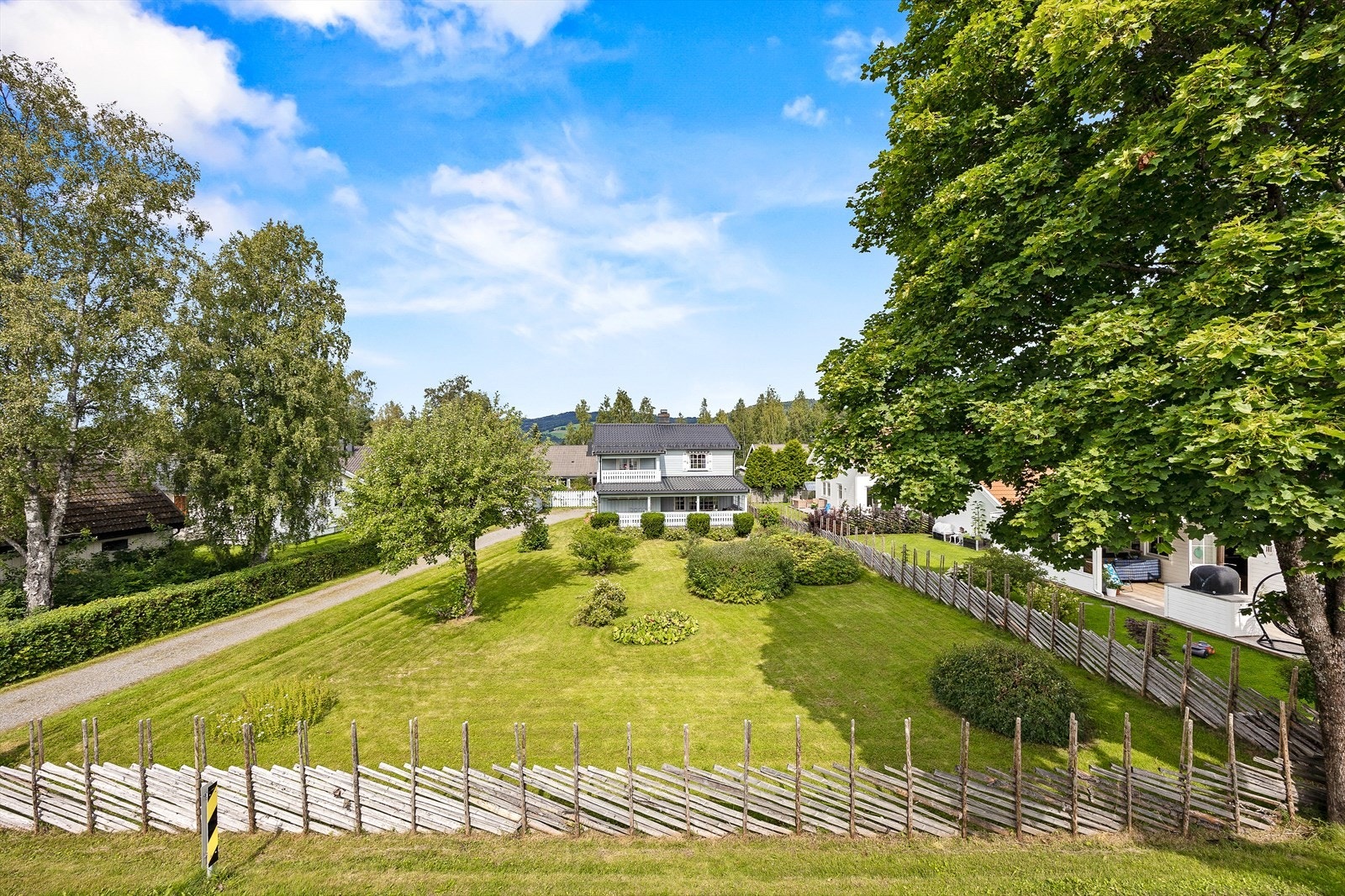 Stor tomt på 1201.7 m² med velstelt hage. Galleribilde