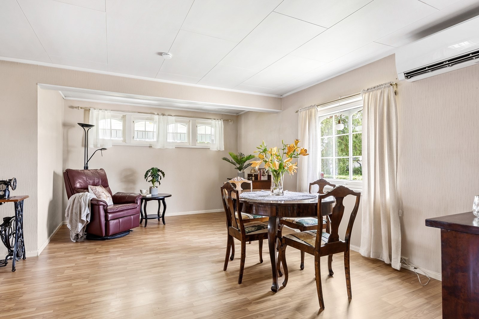 Videre inn gjennom kjøkkenet kommer du til stuen.
Her er det god plass for en spisestue i tilknytning til kjøkkenet. Galleribilde