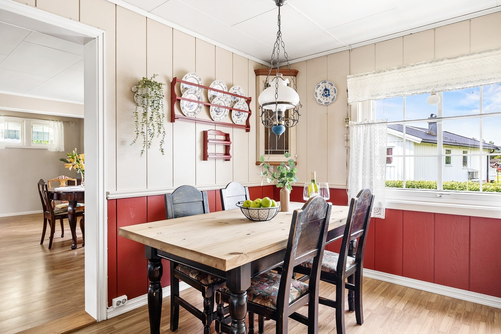 Spisestue med god plass til familie og venner med utsikt mot nabolaget. Galleribilde