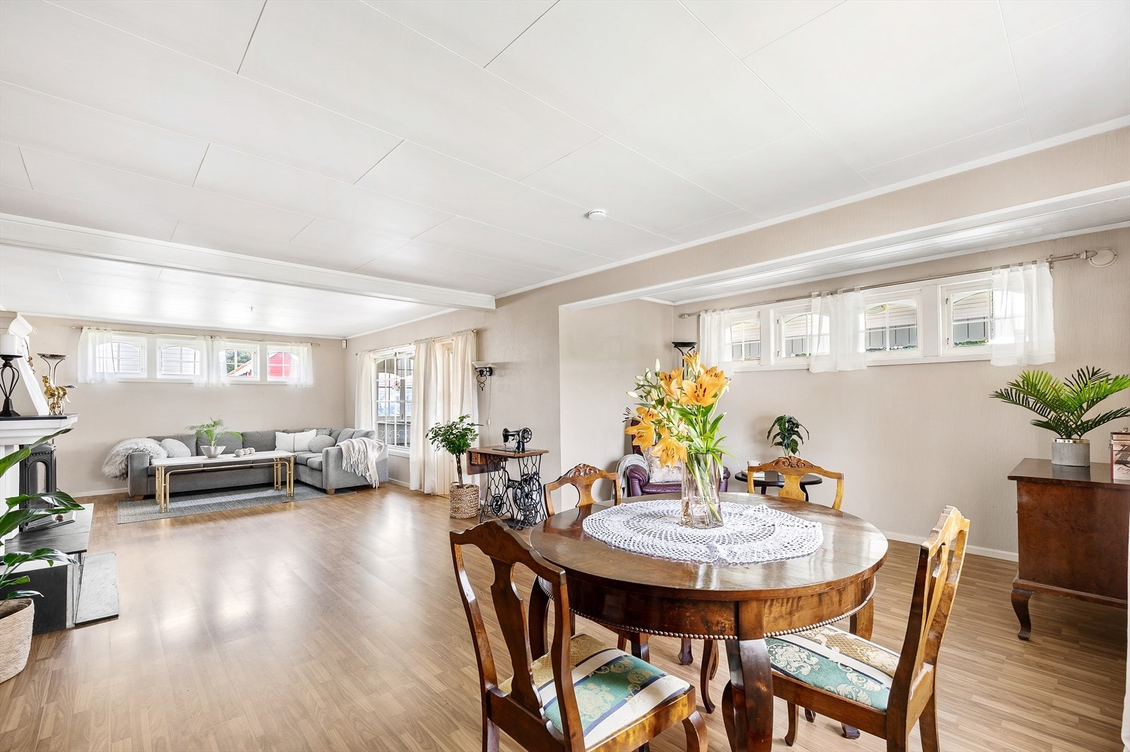 Den romslige stuen har også god plass for sofagruppe, tv-møbler og andre stuemøbler. Galleribilde