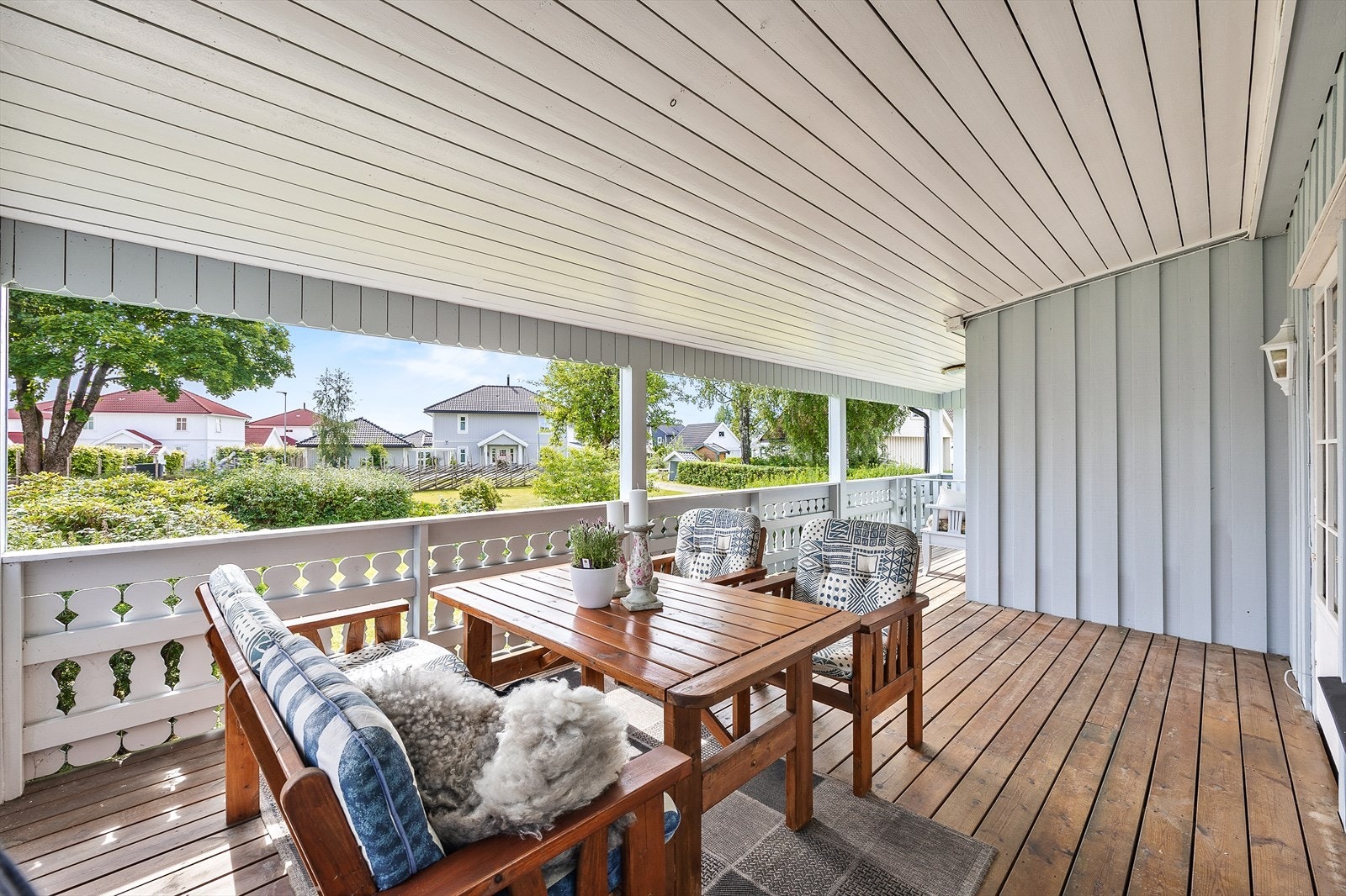 Overbygd terrasse med sittegruppe og utsikt over hagen. Galleribilde