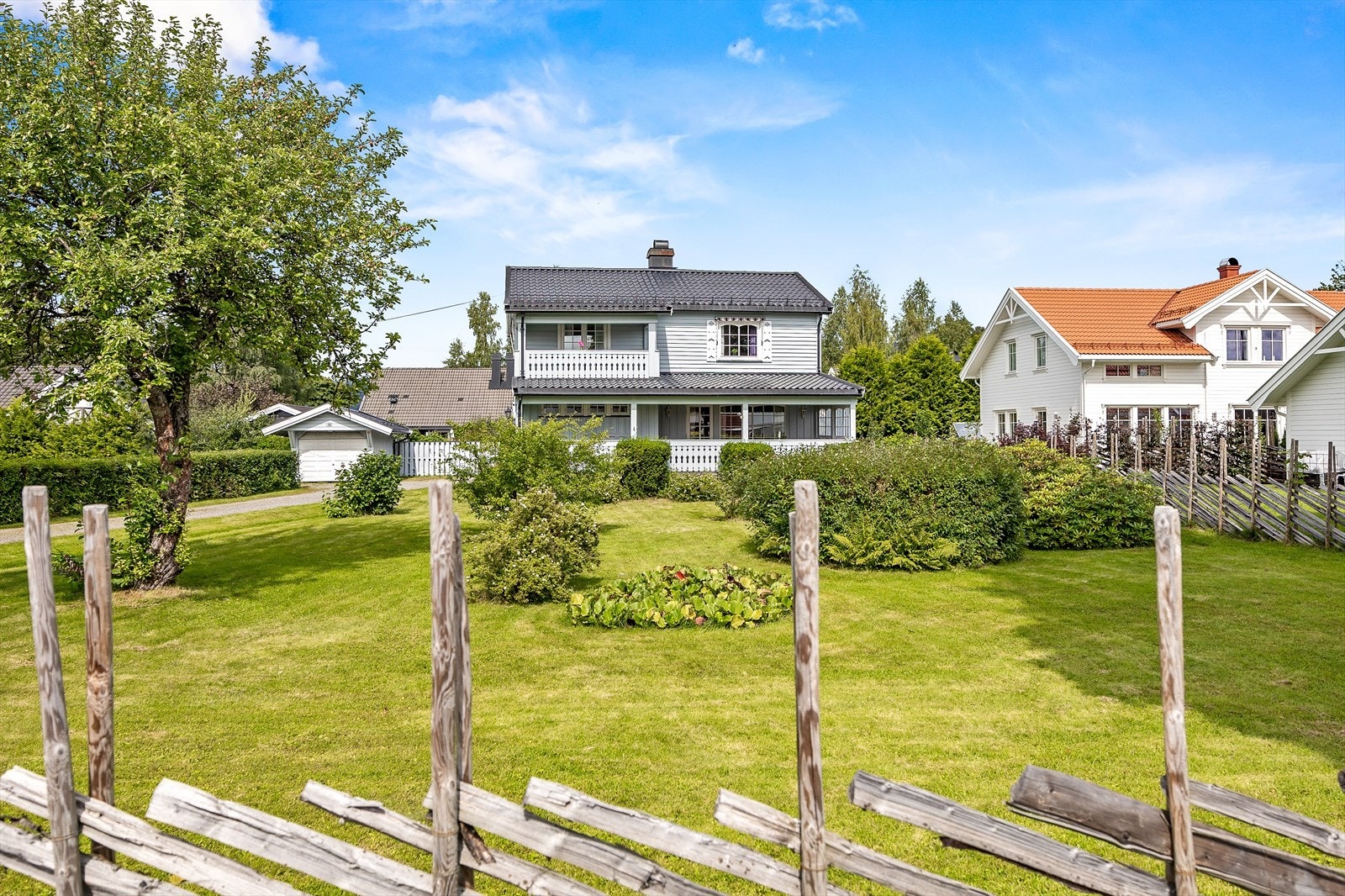 Stor hage med plen og busker, perfekt for lek og avslapning. Galleribilde