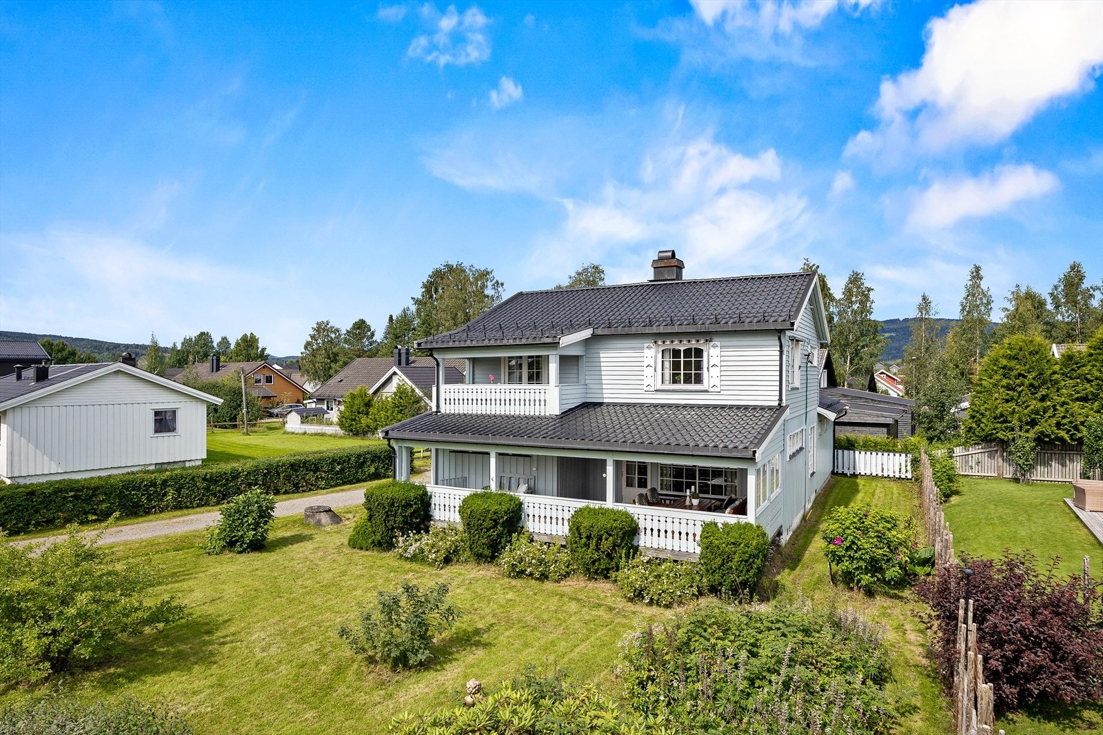 Enebolig med stor hage og trivelige uteplasser, ideelt for barnefamilier. Galleribilde