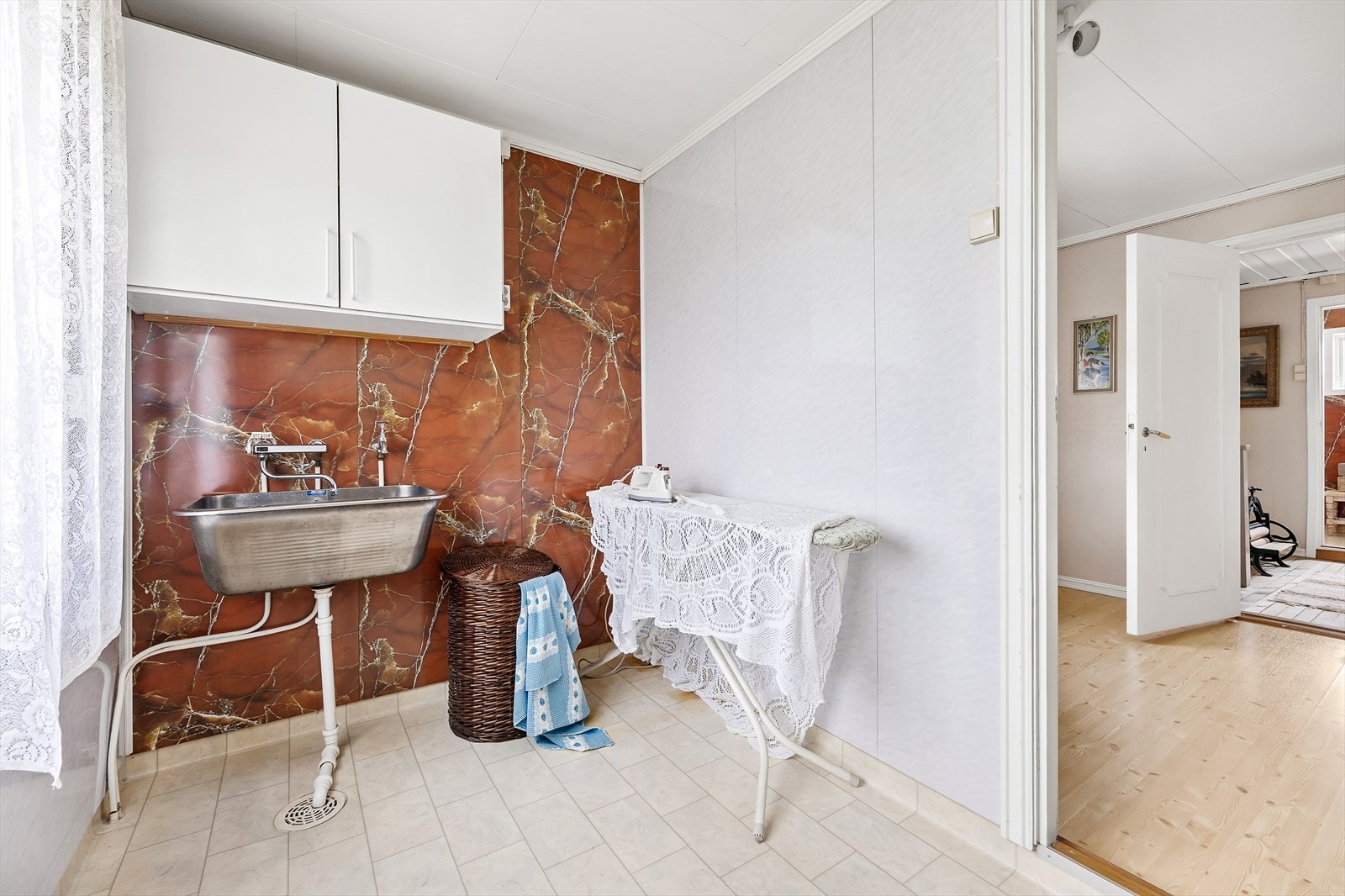 Praktisk, separat vaskerom med vaskekum og med lagringsplass. Galleribilde