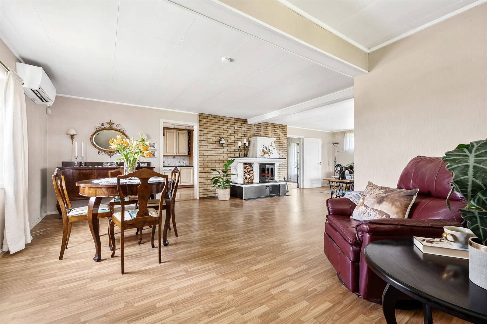 Det er montert både en peis og en varmepumpe i stuen. Galleribilde