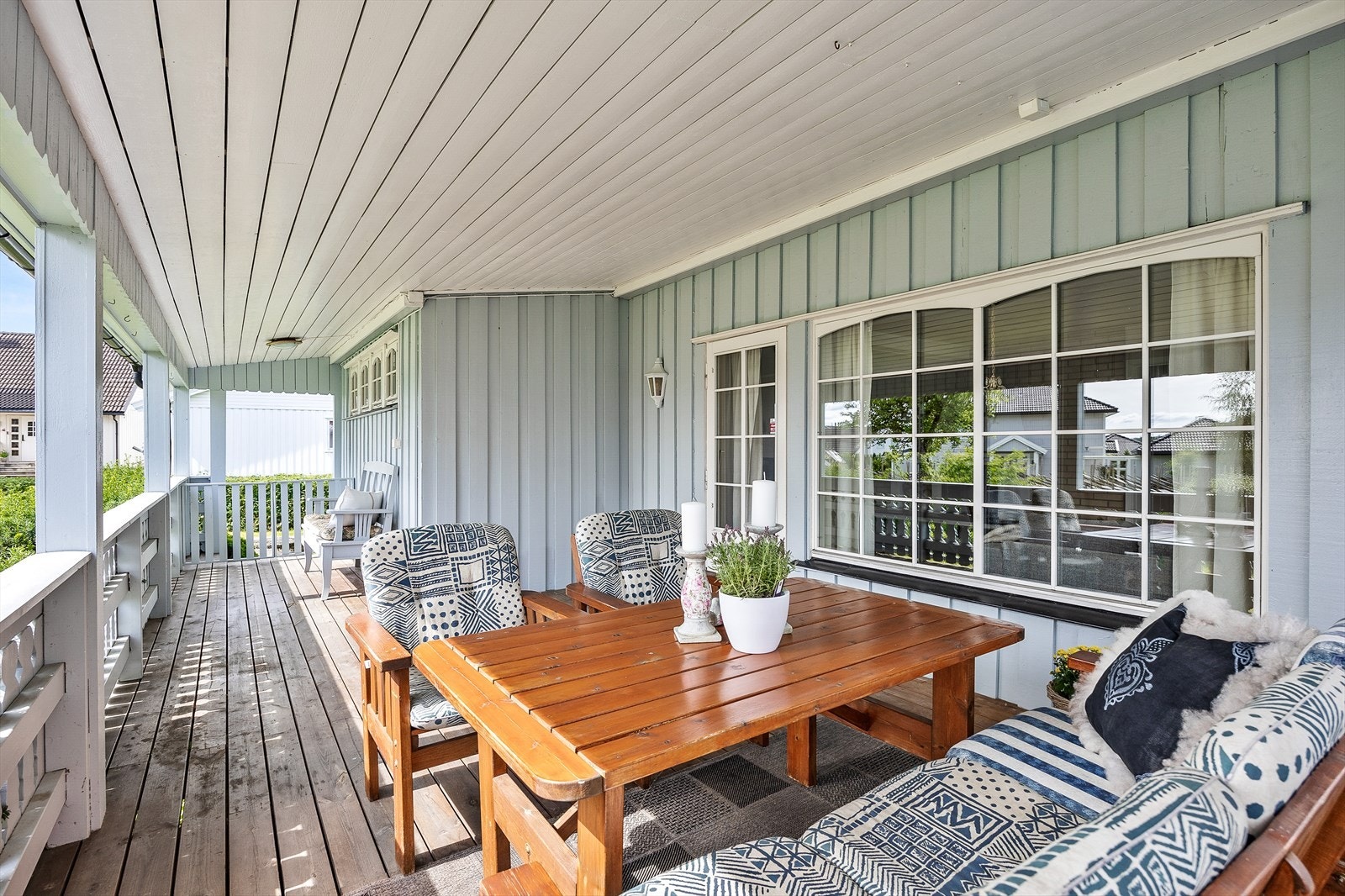 Overbygd terrasse med god plass for utemøbler. Galleribilde