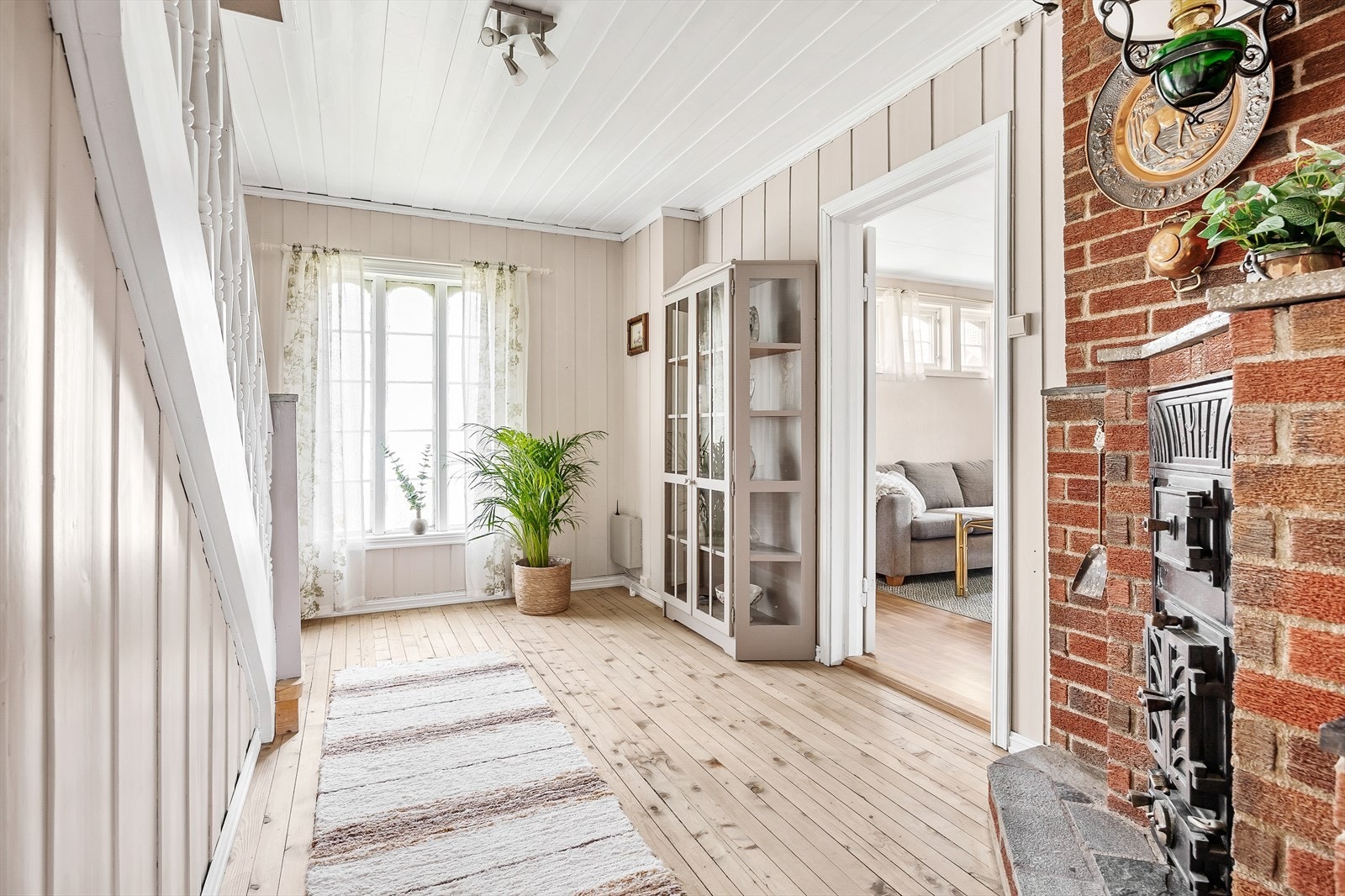 I hallen er det ildsted og trapp opp til loft. Galleribilde