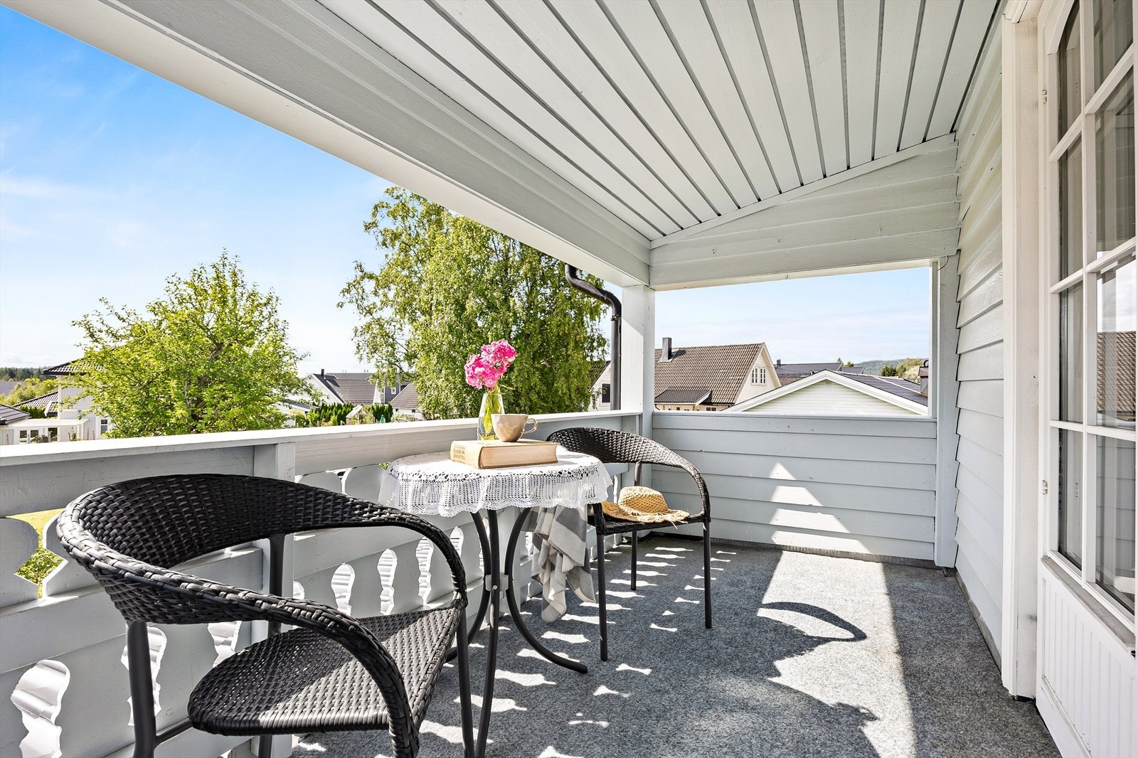 Verandaen som er sørvendt veranda er på 6,2 m² og har plass for en liten sittegruppe. Galleribilde