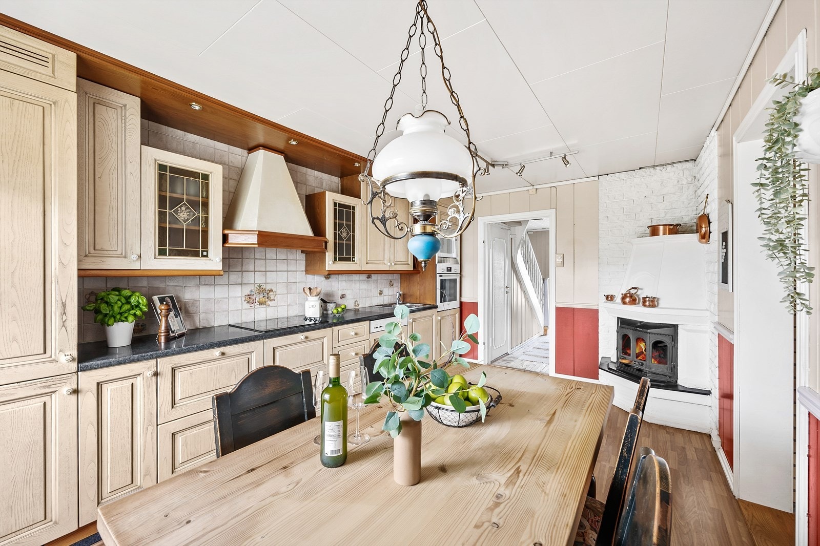 Kjøkken med spiseplass og peis, perfekt for hjemmekos. Galleribilde