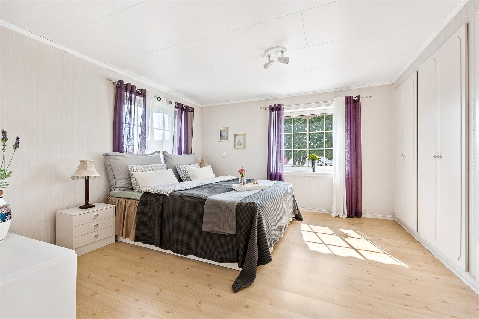 Romslig hovedsoverom med god plass for dobbeltseng og tilhørende nattbord. Godt med lysinnslipp fra vinduer i to retninger. Galleribilde