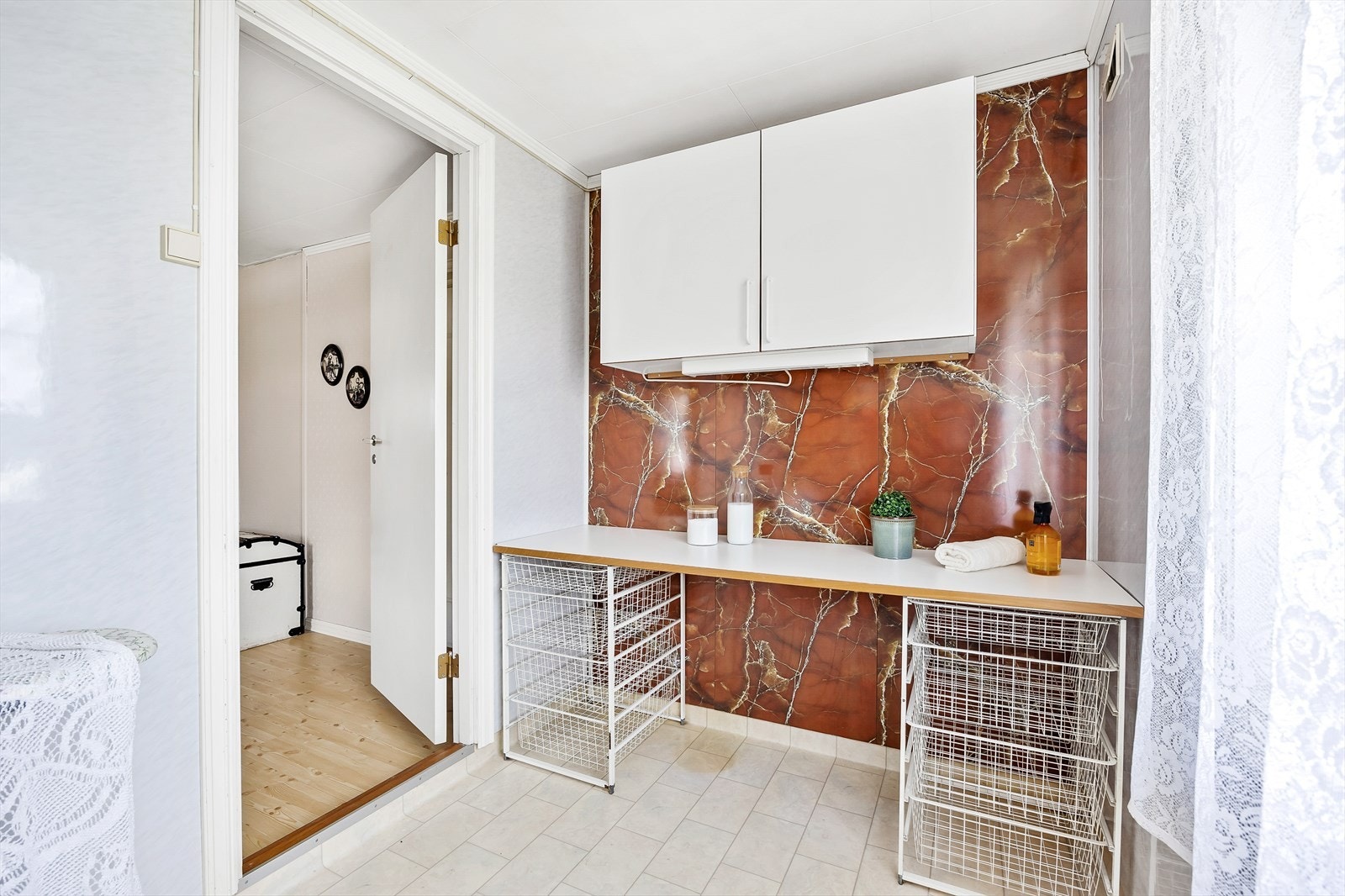 Vaskerommet har enkel standard med gulvbelegg og våtromsplater på veggen. Galleribilde