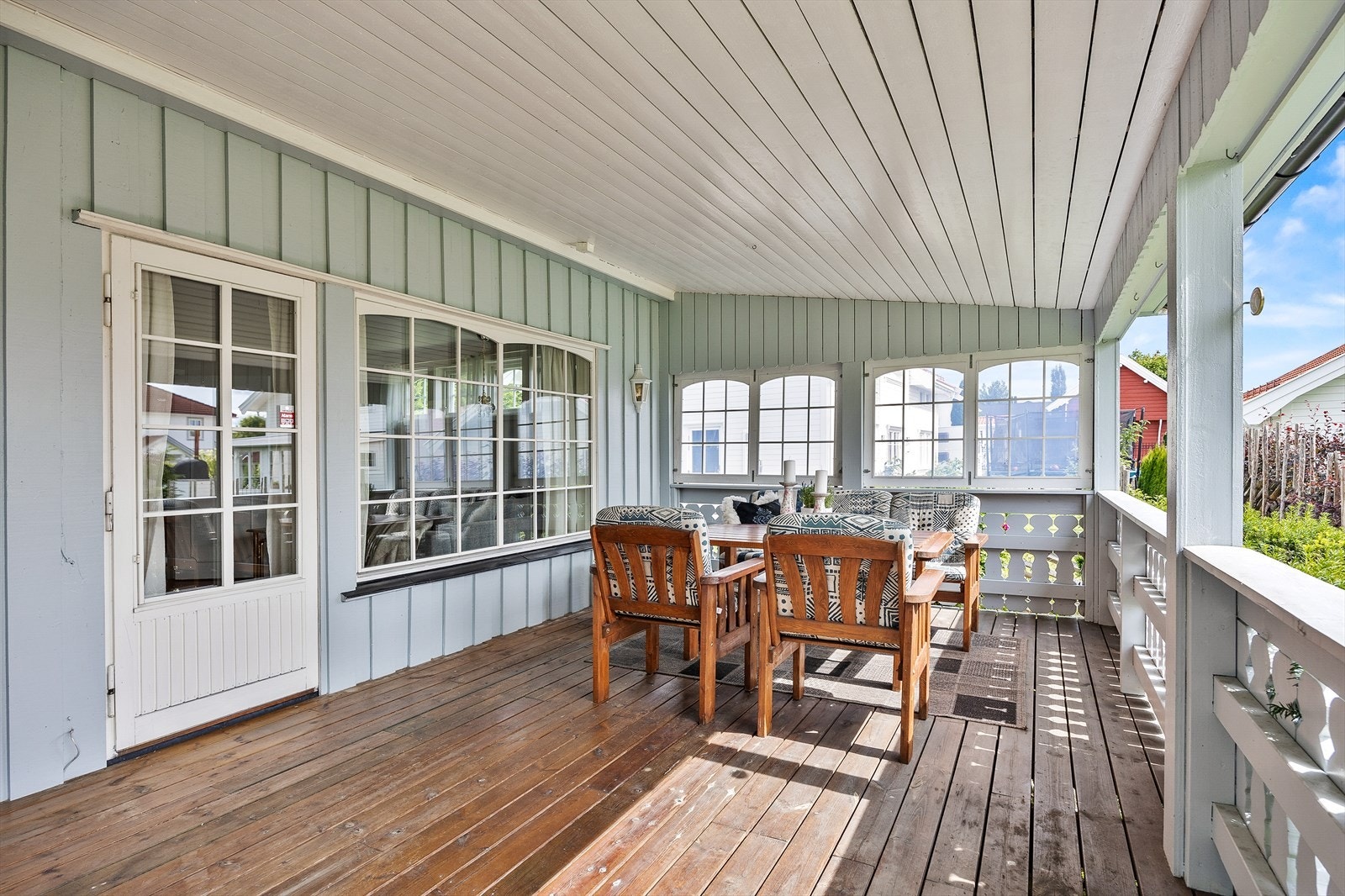 Overbygd terrasse med sittegruppe, ideelt for utendørs måltider. Galleribilde