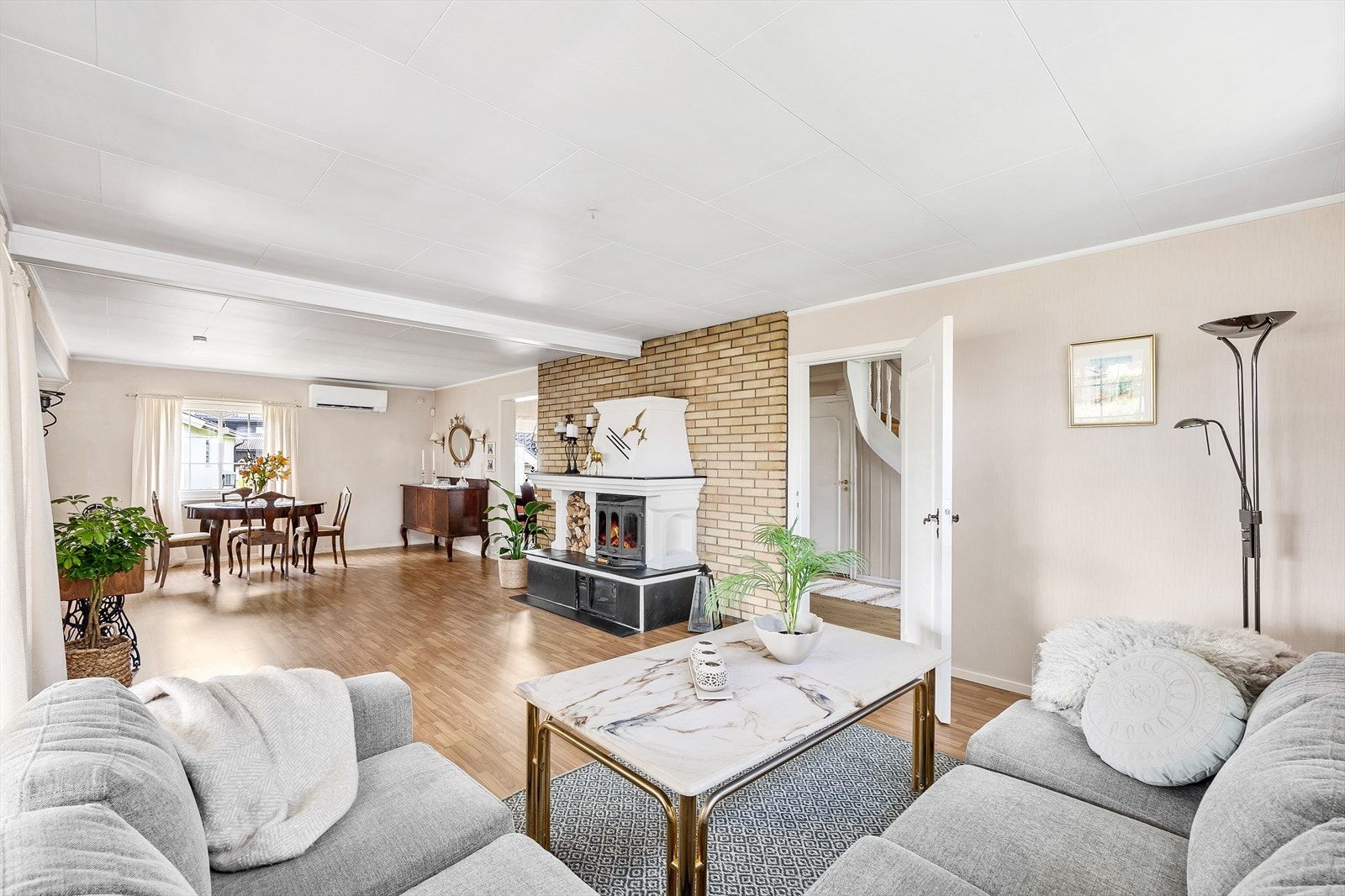 Romslig stue med åpen løsning og peis, perfekt for familieliv. Galleribilde