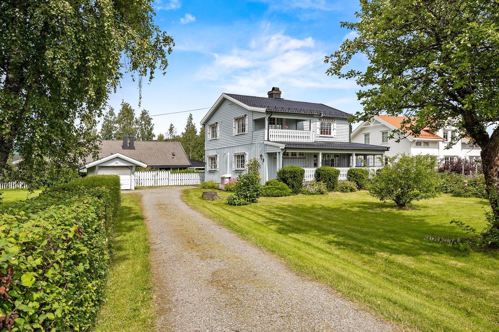 Innkjørsel til eiendommen. Galleribilde