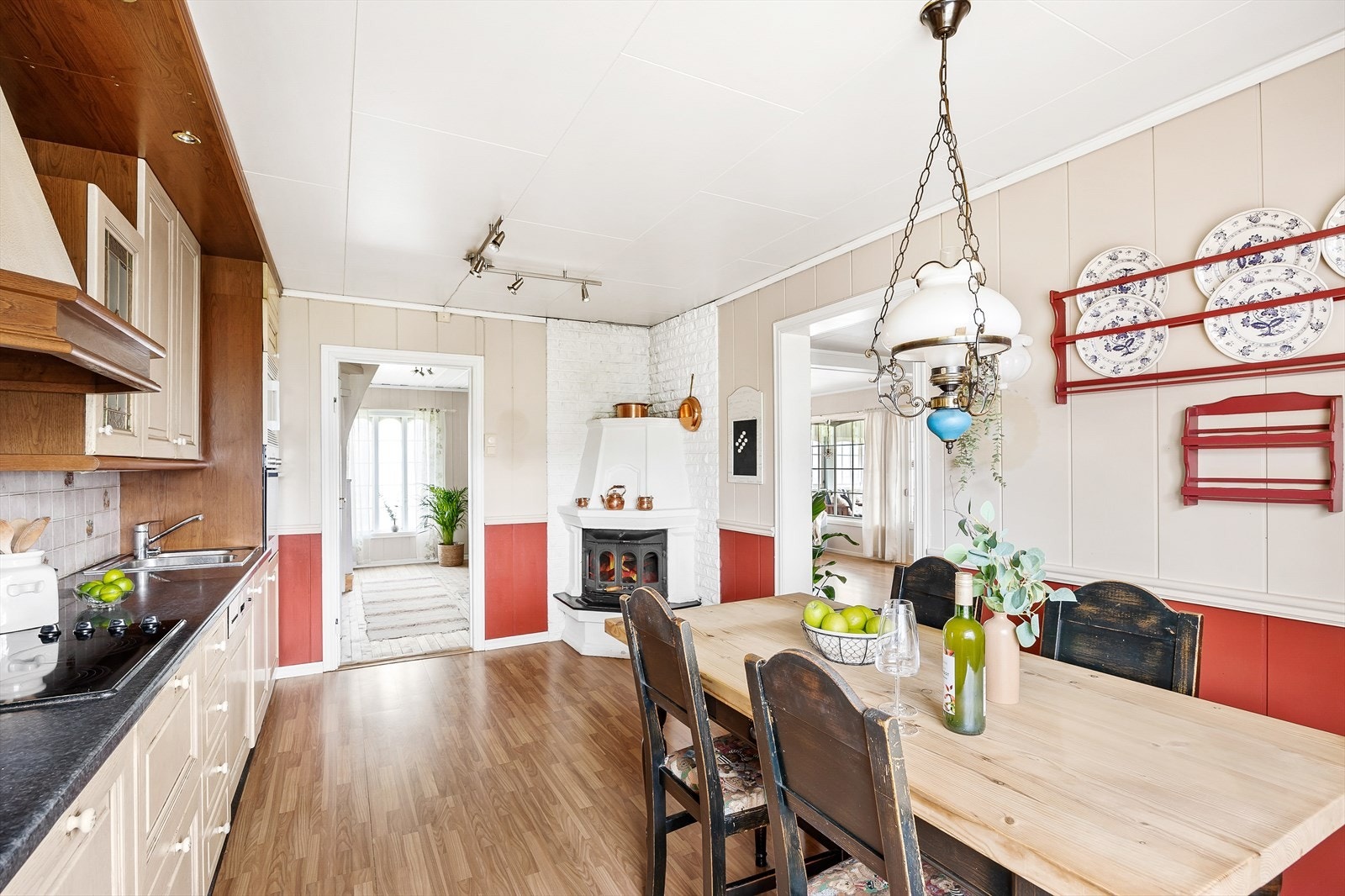 Koselig kjøkken med peis og god plass for spisebord. Galleribilde