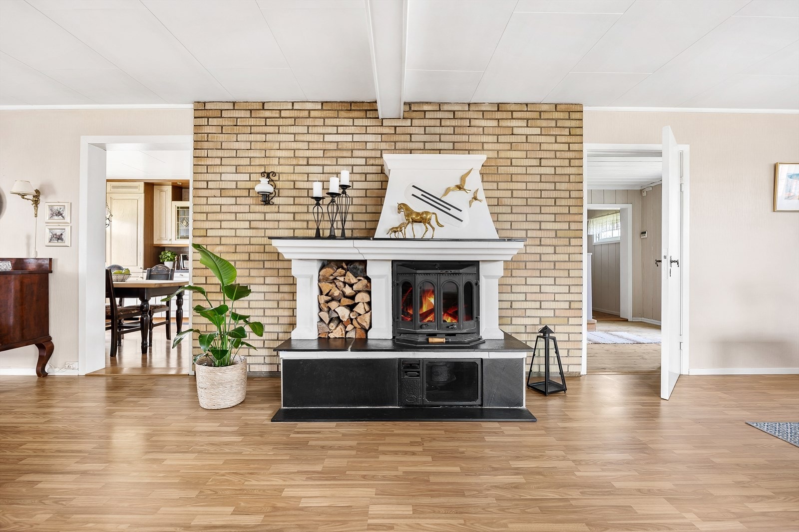 Koselig peis i stuen, som gir varme og hygge. Galleribilde