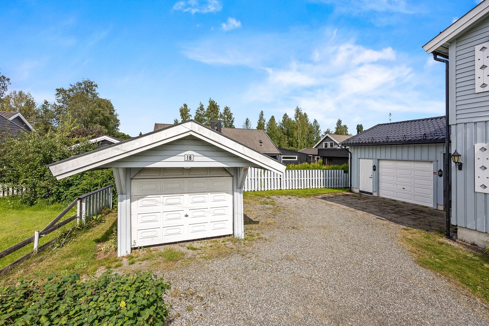 En frittstående garasje og og en som er tilkoblet boligen. Galleribilde