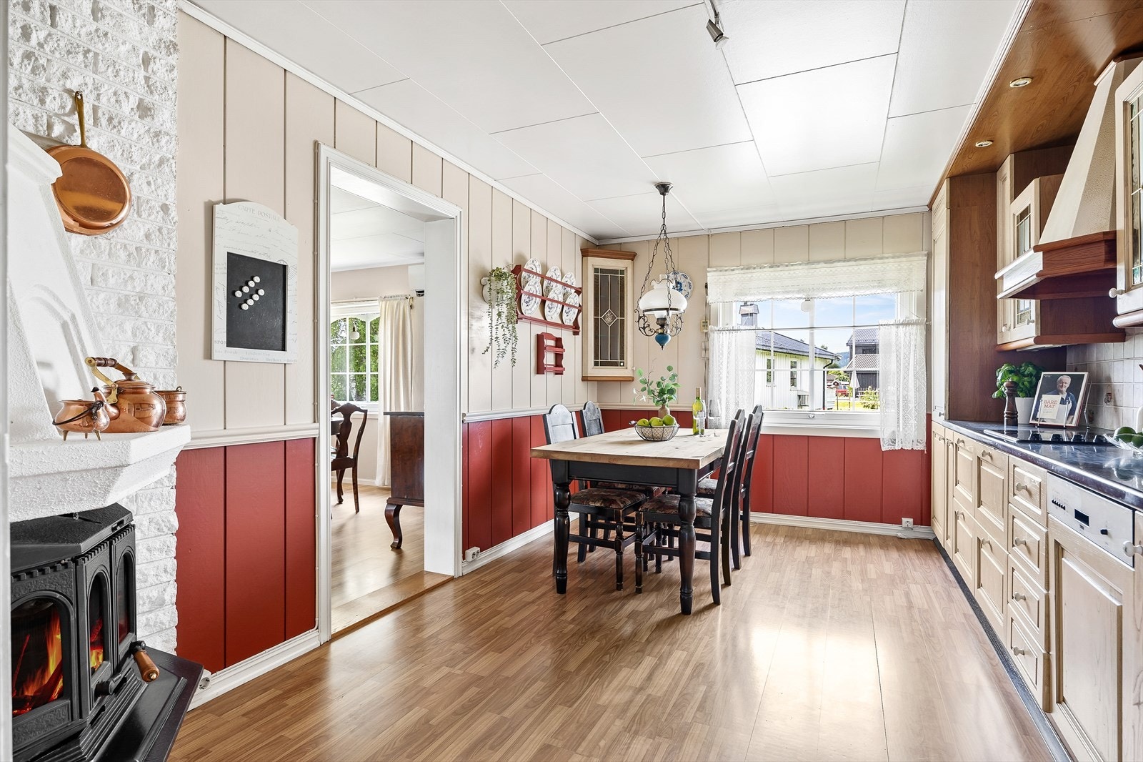 Kjøkken med spiseplass og store vinduer, perfekt for måltider med utsikt. Galleribilde