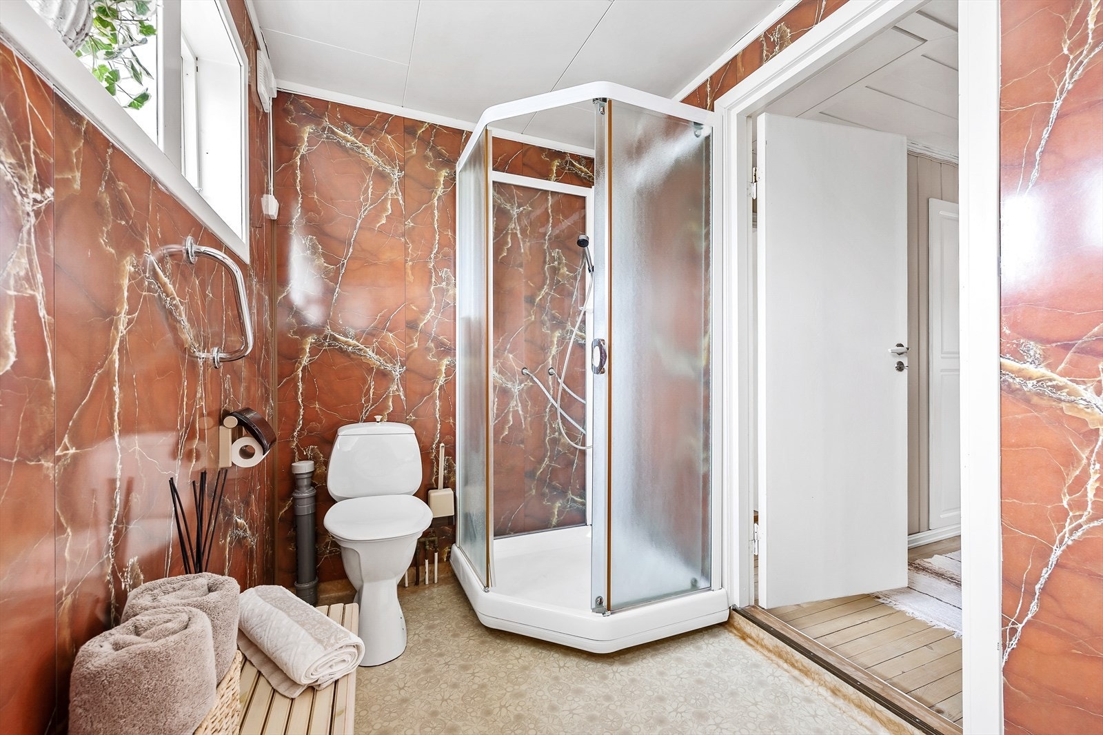 Bad med dusjkabinett og toalett, samt praktiske oppbevaringsløsninger. Galleribilde