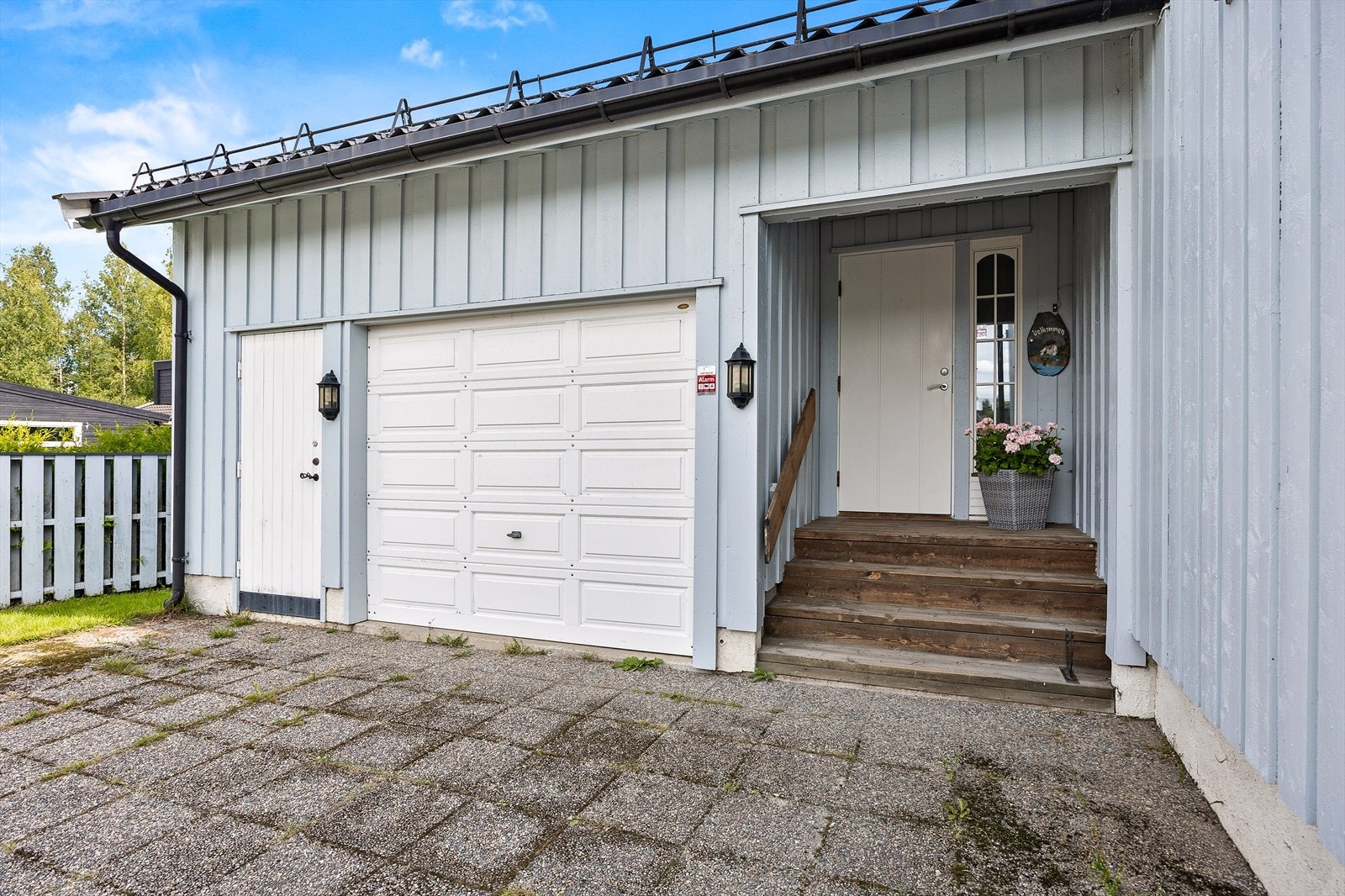 Inngangsparti med tilhørende garasje og trapp opp til hoveddøren. Galleribilde