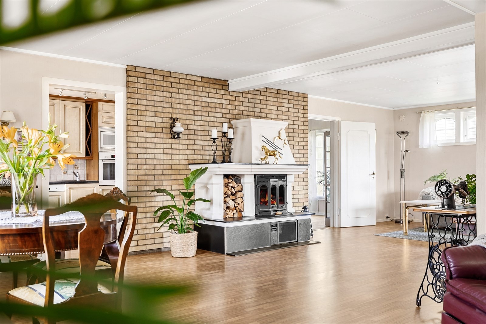 Romslig stue med peis, ideelt for koselige kvelder. Galleribilde