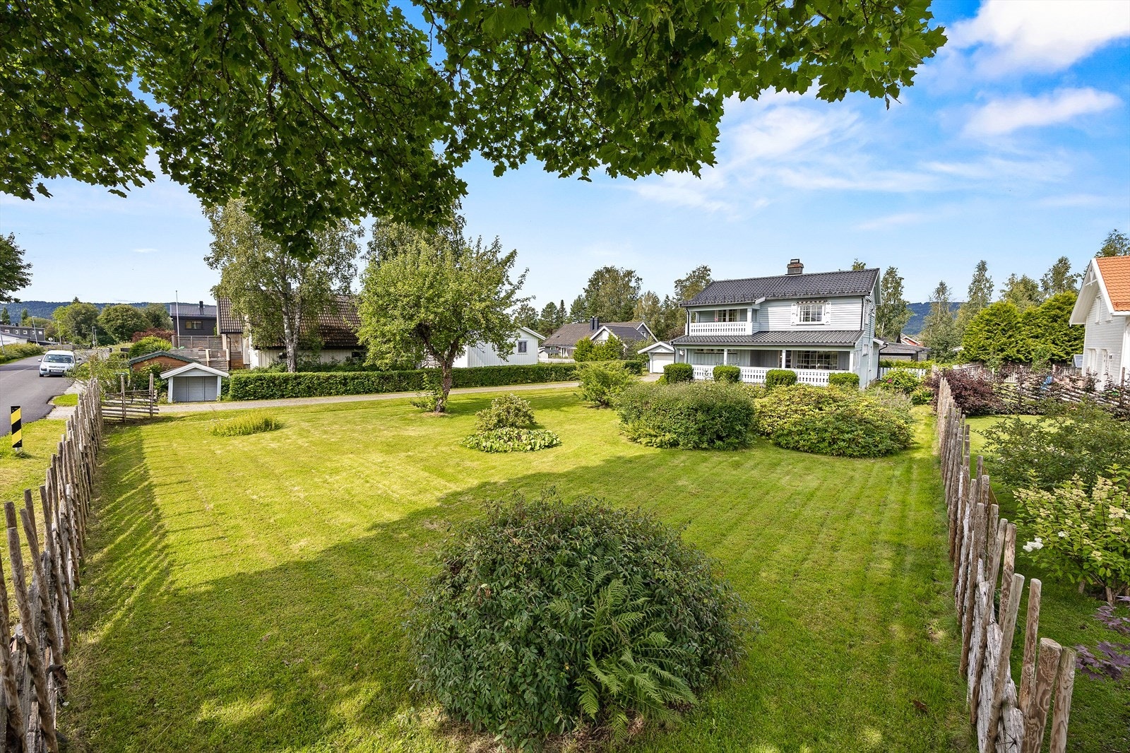 Stor, velstelt hage med plen og busker, perfekt for lek og avslapning. Galleribilde