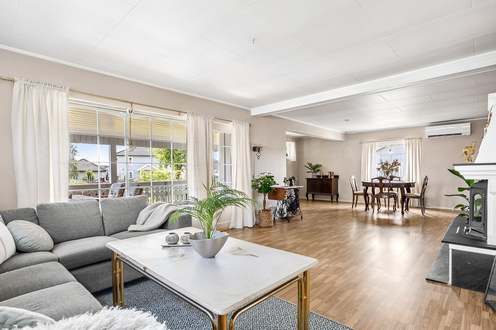 Stue med utgang til terrasse, ideelt for sommerdager. Galleribilde